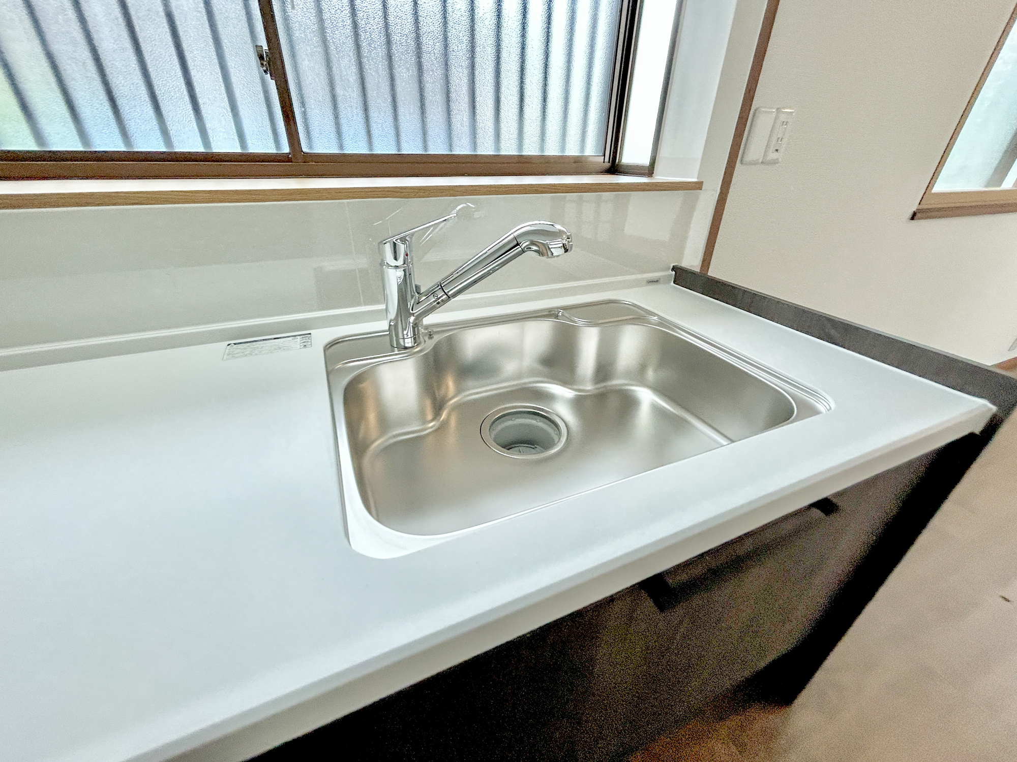 高崎市吉井町1期　中古住宅の設備|浄水機能付シャワー水栓は、浄水器ごと蛇口が引き出せるから、ポットやお鍋などに浄水を注ぐときやシンクを洗う時に便利です♪	