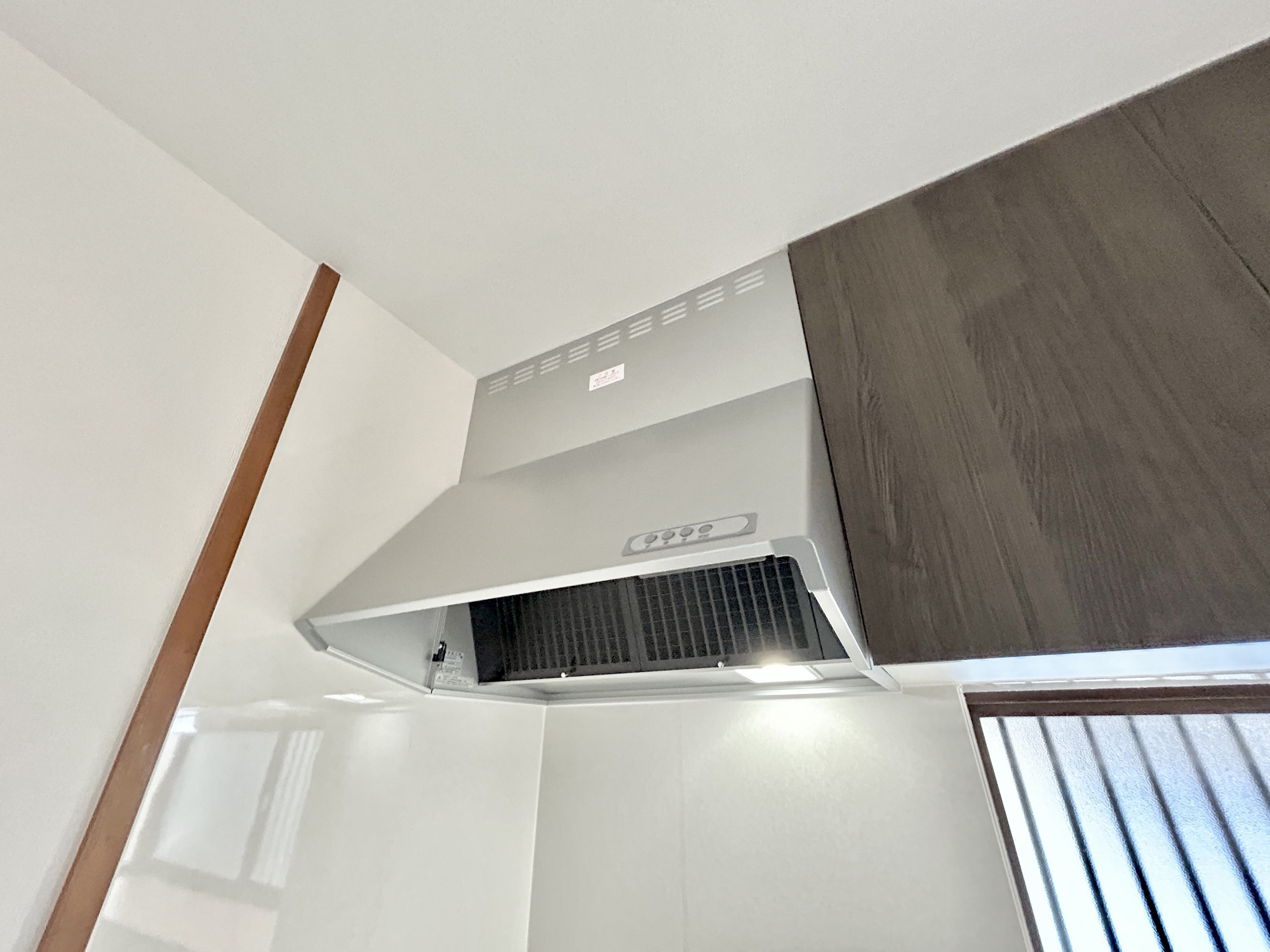 高崎市吉井町1期　中古住宅の設備|キッチンの見た目もスッキリし、稼働している時も音が静かなレンジフード。		