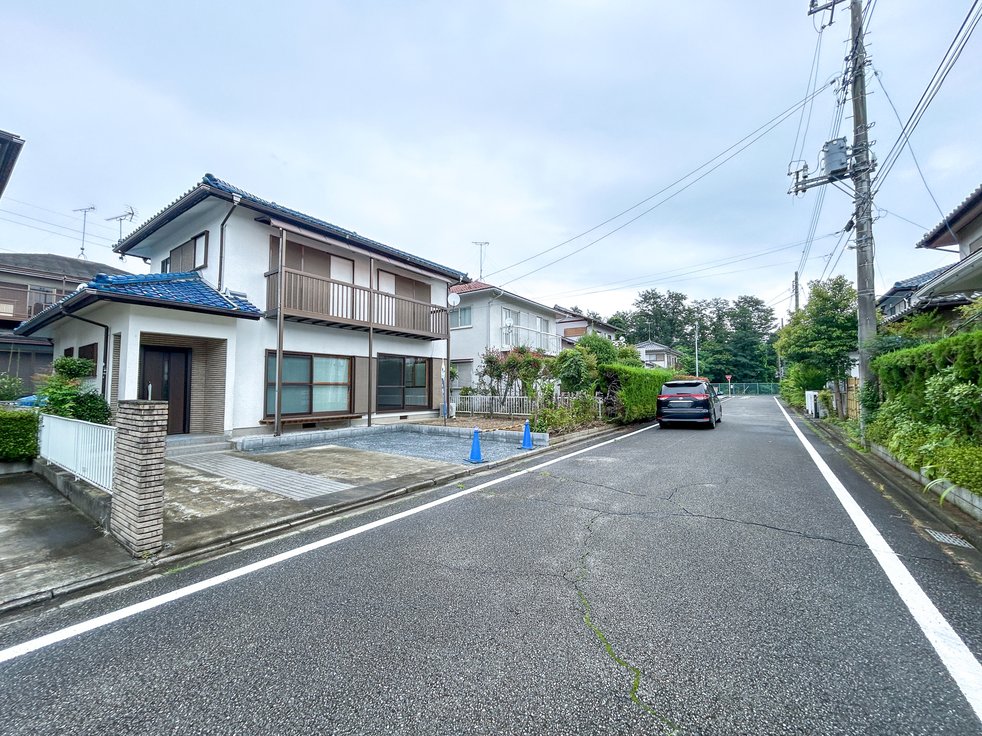 高崎市吉井町1期　中古住宅の前面道路含む現地写真|低層の一戸建てを中心とした街並みが整然と続き、周辺は高い建物が建っていないので、採光や開放性に恵まれ、空が広く緑の多い閑静な趣を感じる環境です。

