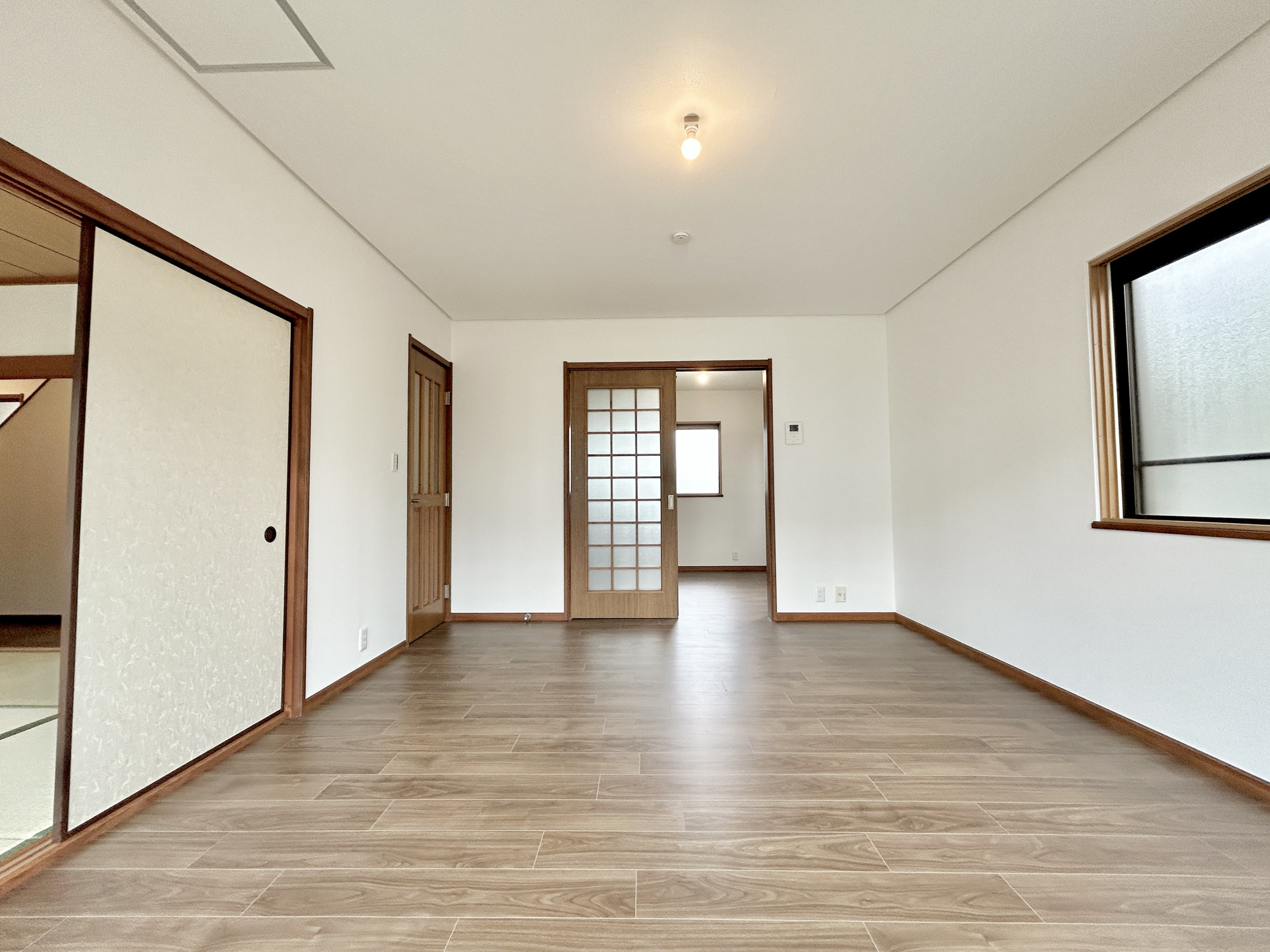 高崎市吉井町1期　中古住宅の居間・リビング|大きく開いた窓からは、明るい陽射しが射し込みます。
爽やかな風が吹き抜ける心地良いリビングには、自然と家族が集まります。
