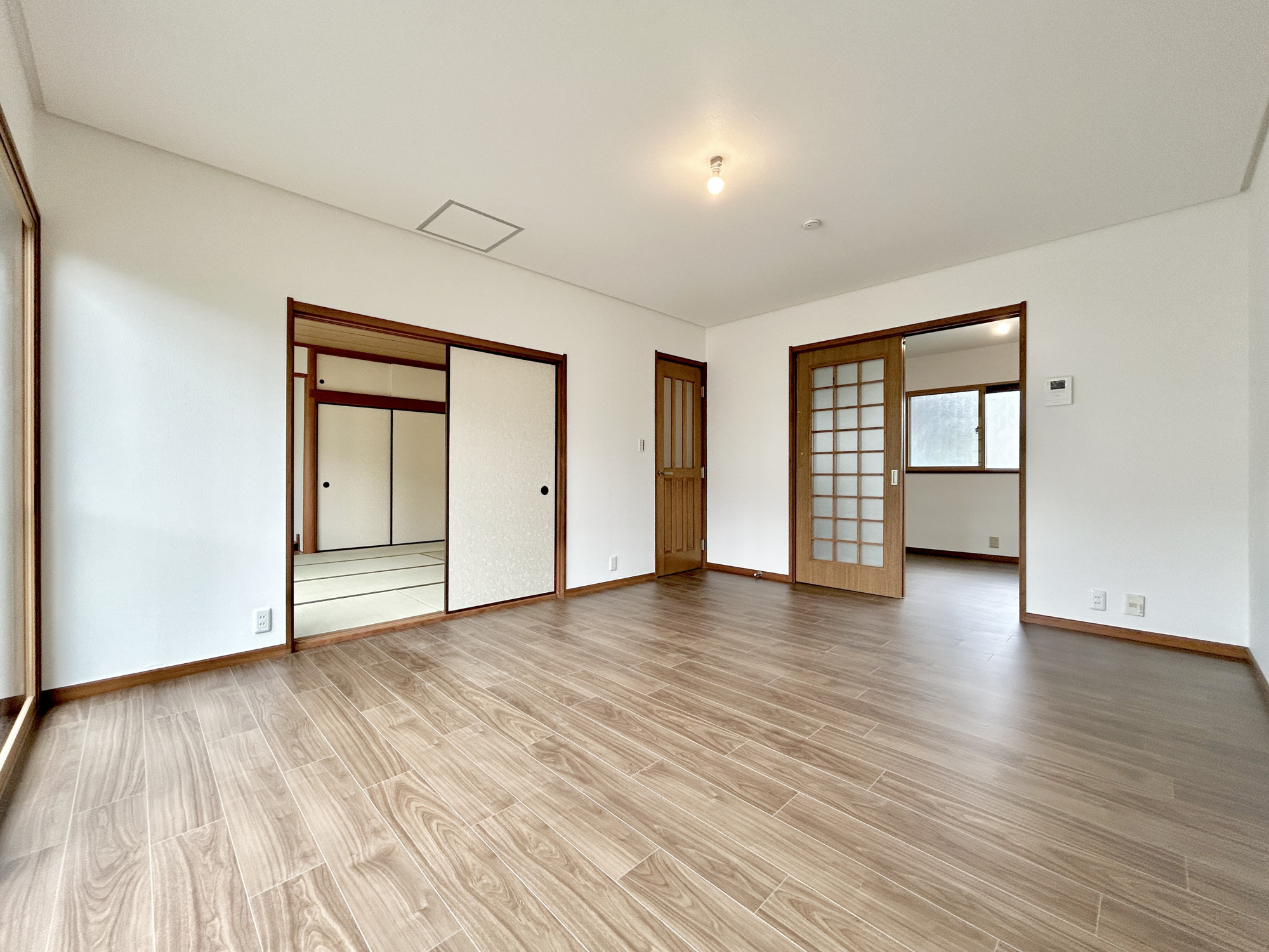 高崎市吉井町1期　中古住宅の居間・リビング|オープンな空間を生み出す、こだわりの広がりとゆとり。家族と過ごす時間を大切にしたい方にぴったりの明るくゆとりある住空間です。窓からの日差しがリビングの隅々までしっかりと届きます！ 