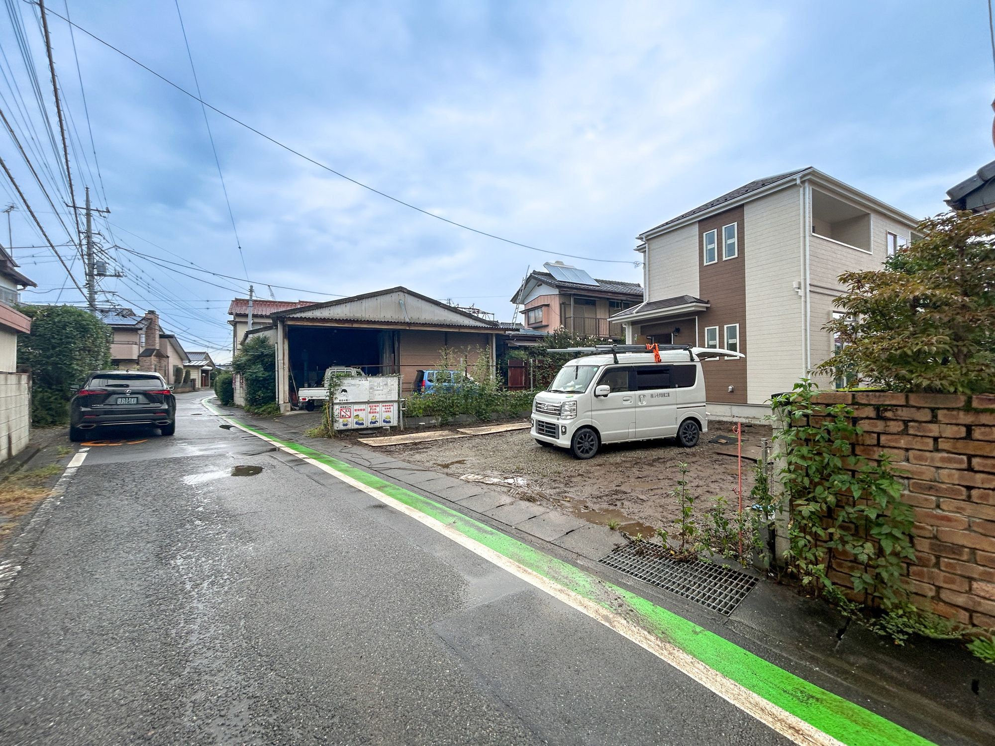 高崎市小八木町　新築住宅全1棟の前面道路含む現地写真|低層の一戸建てを中心とした街並みが整然と続き、周辺は高い建物が建っていないので、採光や開放性に恵まれ、空が広く緑の多い閑静な趣を感じる環境です。

