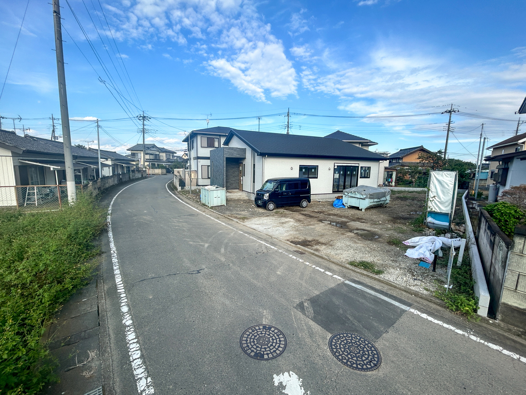 高崎市阿久津1期　新築住宅全1棟の前面道路含む現地写真|閑静な住宅地で子育て家族にピッタリ。毎日のお散歩も快適な緑に恵まれたエリアで、自然に包まれた穏やかな暮らしを実現するための、ゆとりある住環境が整っています。

