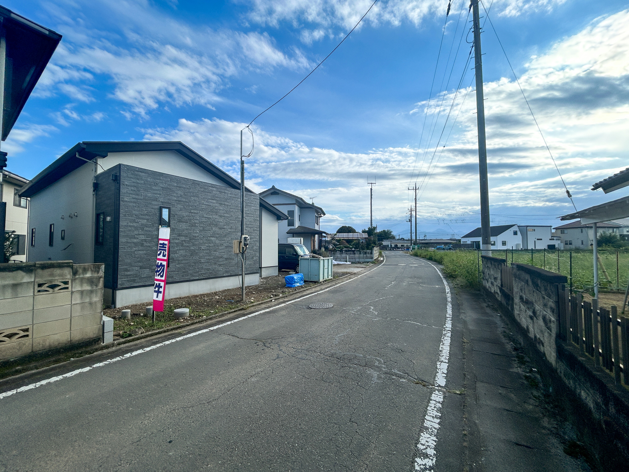 高崎市阿久津1期　新築住宅全1棟の前面道路含む現地写真|低層の一戸建てを中心とした街並みが整然と続き、周辺は高い建物が建っていないので、採光や開放性に恵まれ、空が広く緑の多い閑静な趣を感じる環境です。


