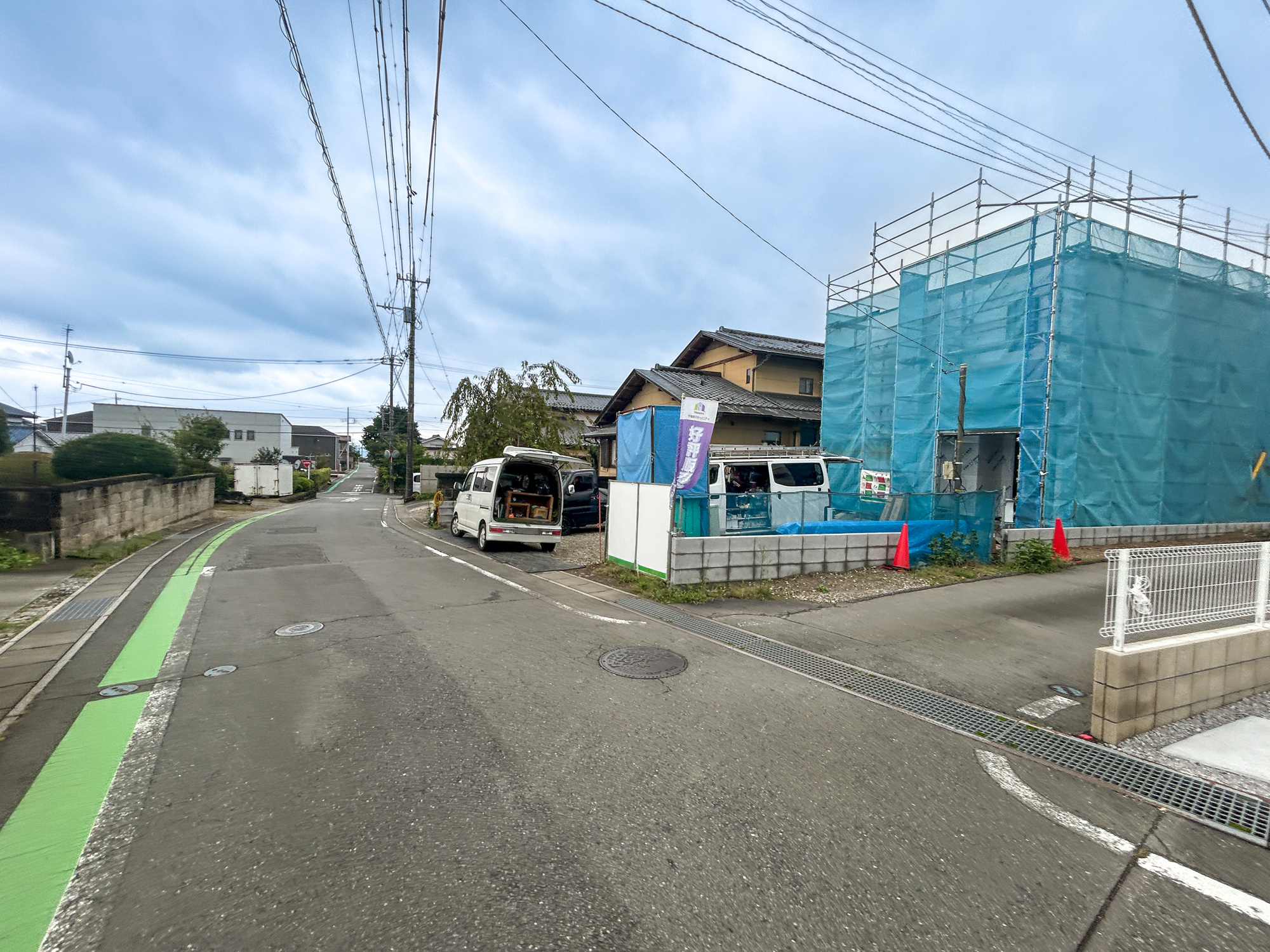 高崎市箕郷町西明屋01期　新築住宅全1棟の前面道路含む現地写真|閑静な住宅地で子育て家族にピッタリ。毎日のお散歩も快適な緑に恵まれたエリアで、自然に包まれた穏やかな暮らしを実現するための、ゆとりある住環境が整っています。

