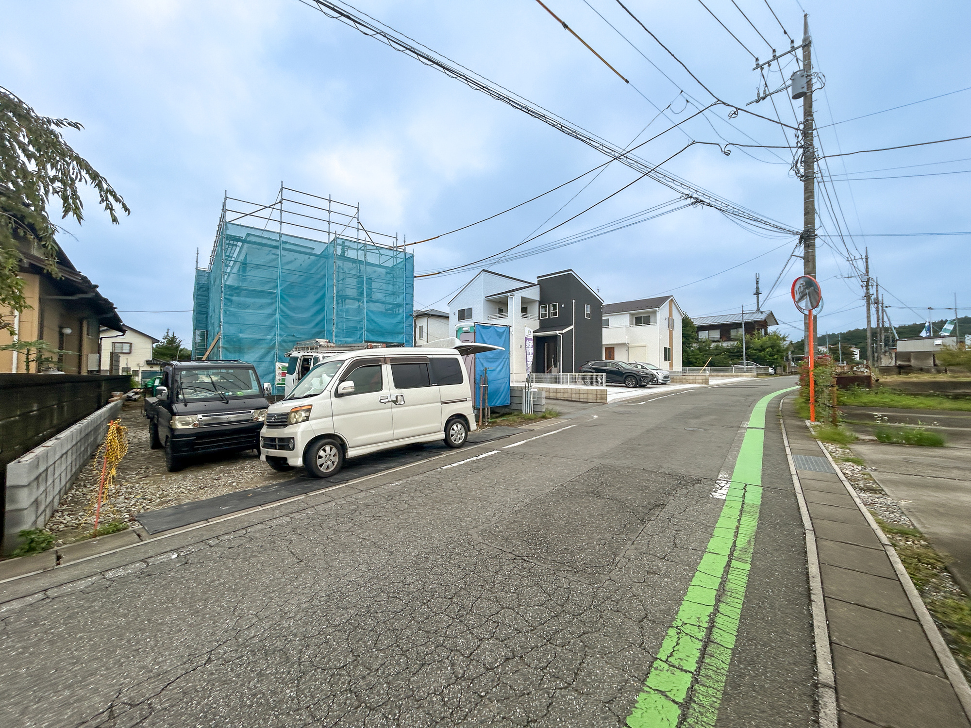 高崎市箕郷町西明屋01期　新築住宅全1棟の前面道路含む現地写真|低層の一戸建てを中心とした街並みが整然と続き、周辺は高い建物が建っていないので、採光や開放性に恵まれ、空が広く緑の多い閑静な趣を感じる環境です。

