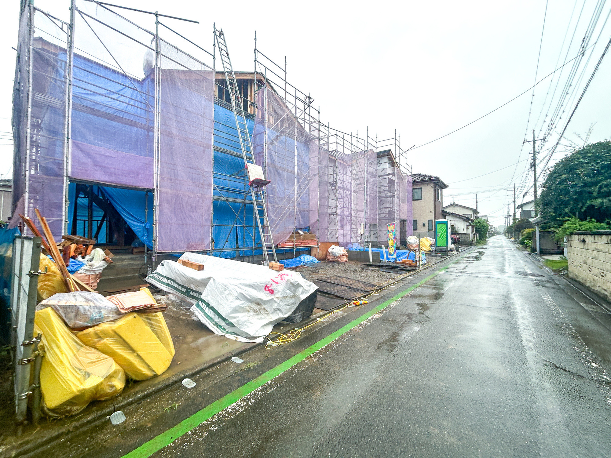 高崎市吉井町長根1期　新築住宅全2棟の前面道路含む現地写真|低層の一戸建てを中心とした街並みが整然と続き、周辺は高い建物が建っていないので、採光や開放性に恵まれ、空が広く緑の多い閑静な趣を感じる環境です。

