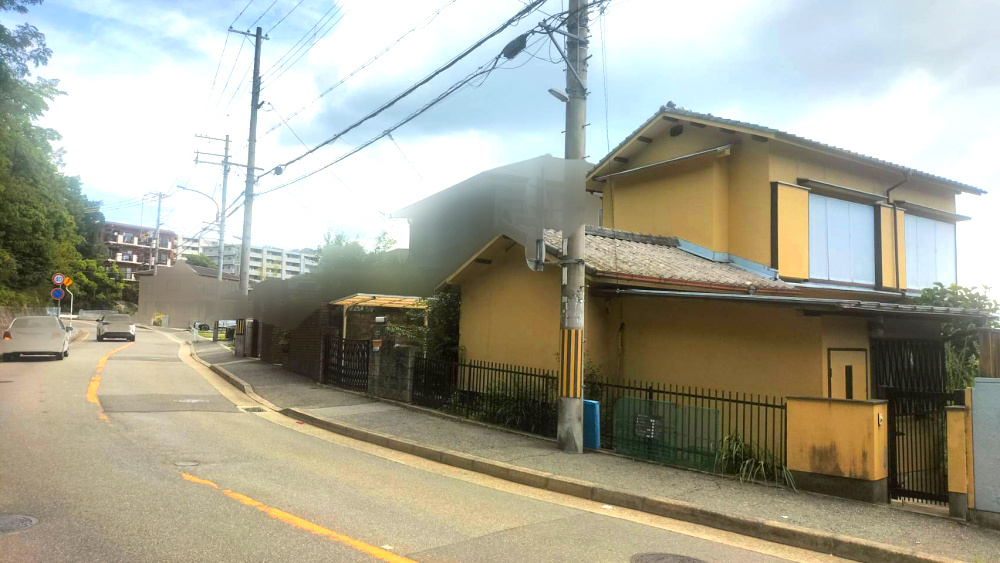 甲陽園東山町古家付土地の前面道路含む現地写真|前面道路幅員約9ｍ（歩道含む）