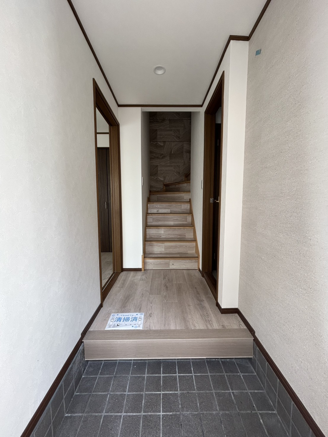 高羽町1丁目中古戸建の玄関