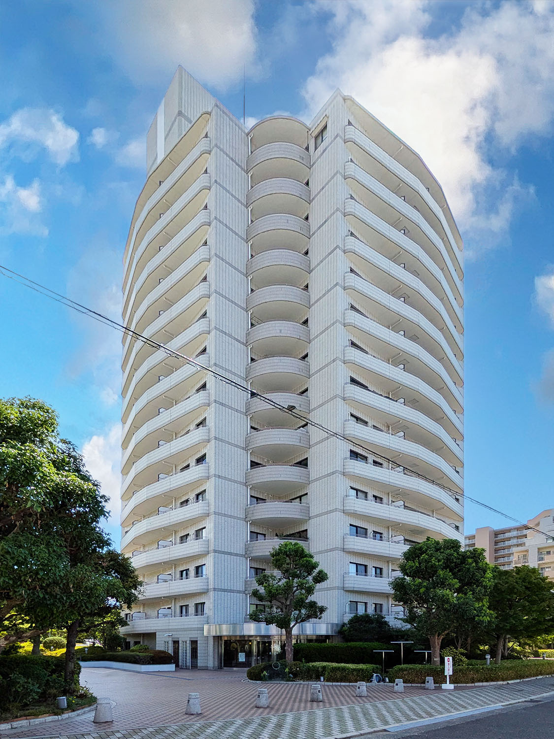 グラン・フェルティ本山の外観|15階建地下1階付きのマンションです。
外観は白のタイル貼りとなっており清潔感ある外観となっております。