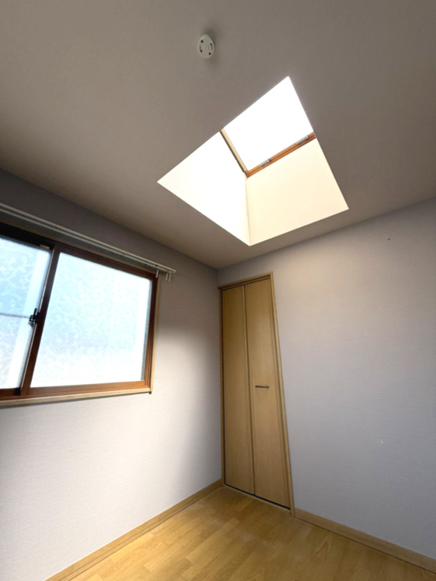 魚崎西町一丁目戸建の和室|3階北側の洋室
天窓があり北側でも明るいお部屋となっております。