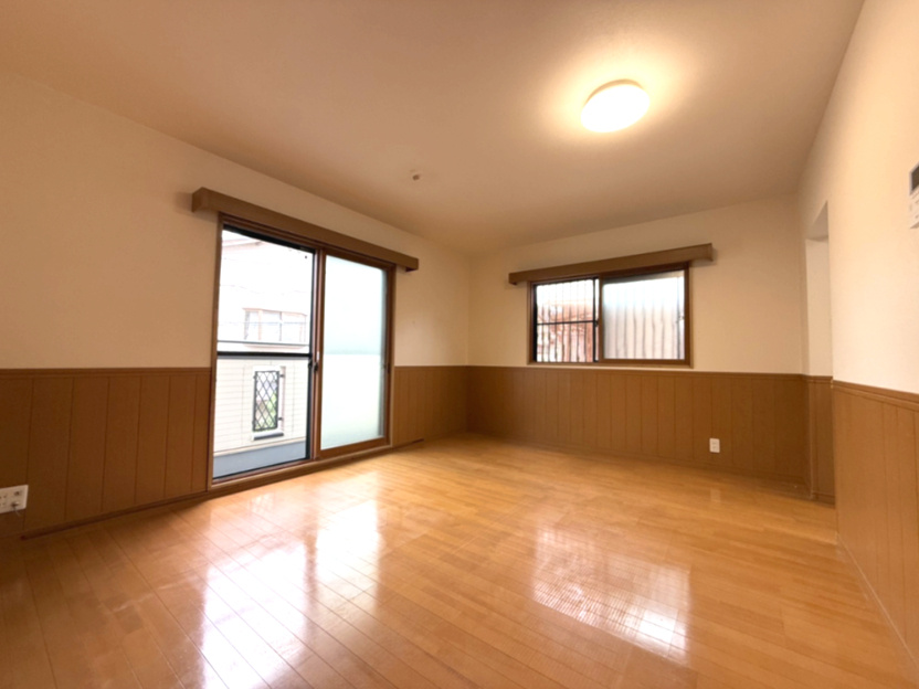 魚崎西町一丁目戸建の居間・リビング|2階LDK
南向きの為、採光がございます。