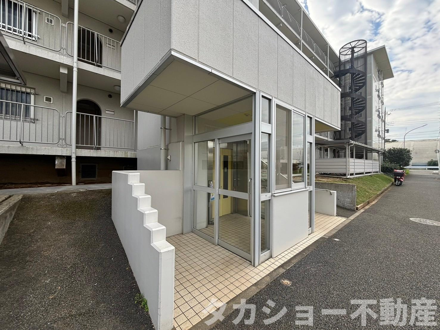 稲毛ファミールハイツ　18号棟のエントランス|各階停止エレベーター御座います!!