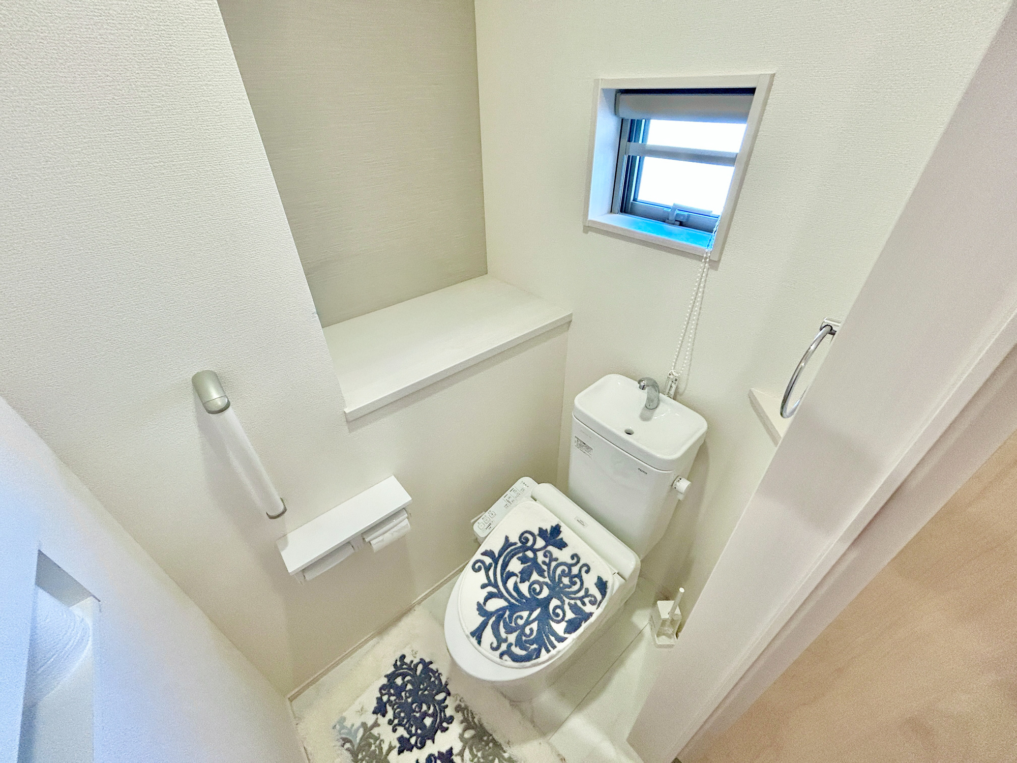 前橋市朝日が丘町３丁目　中古戸建のトイレ|節水型でエコなトイレには、今では当たり前の洗浄便座付き。便座を温める機能もついていて、居心地良くてトイレから出られなくなるかも！換気用に換気扇はもちろん、窓も着いているので常に快適ですね♪
