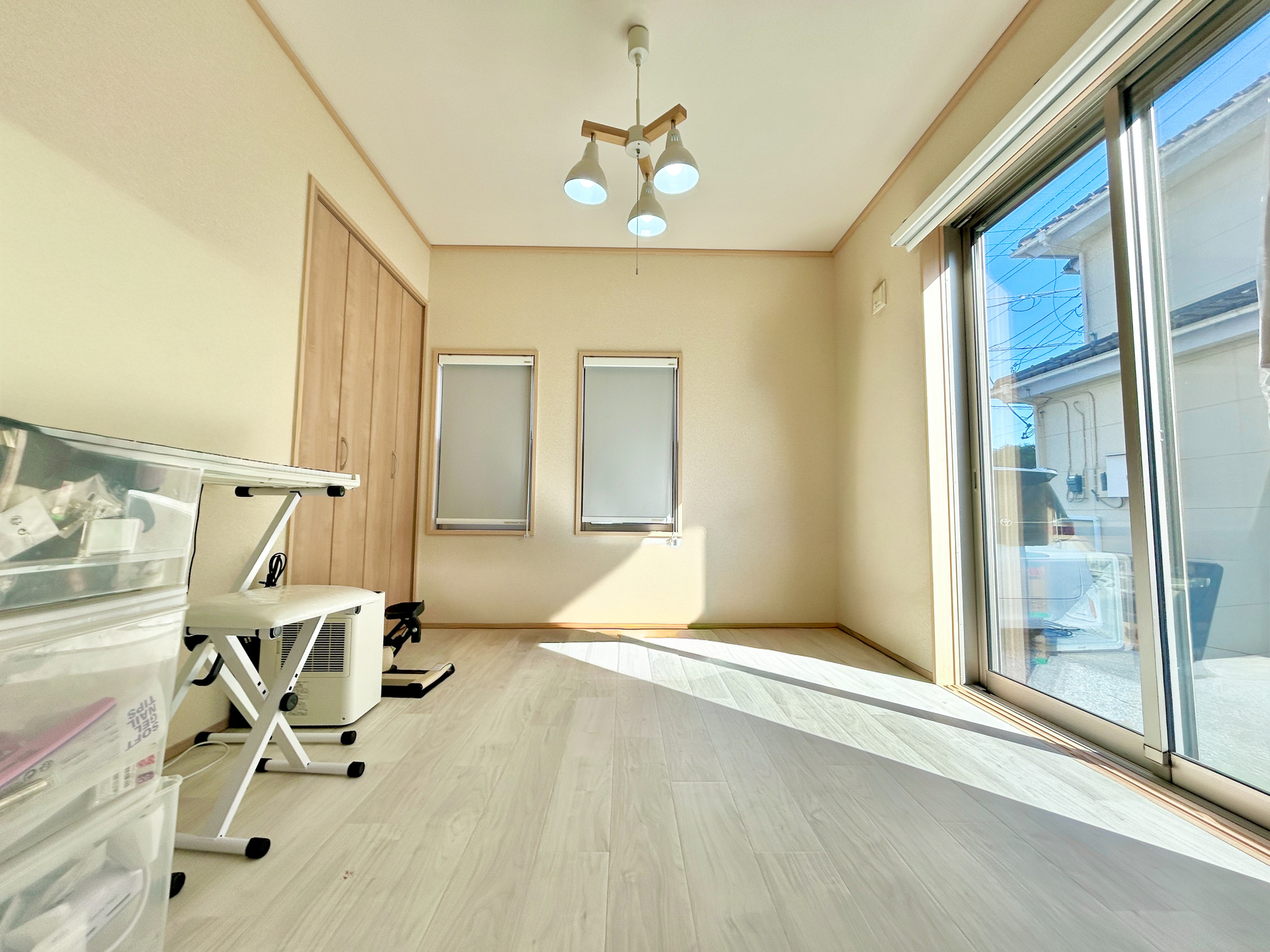 前橋市朝日が丘町３丁目　中古戸建の居間・リビング|リビングの隣にある居室は光が沢山取り込める大きな窓付き。2面採光なので、日差しを長時間受ける事が出来る暖かいお部屋です。
