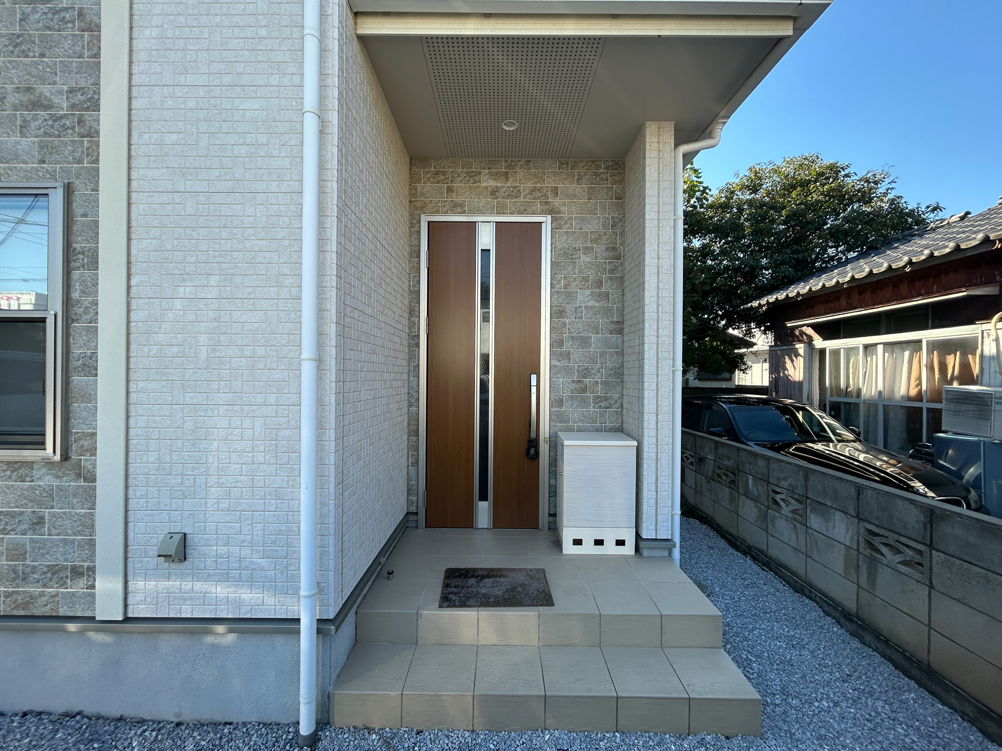 前橋市朝日が丘町３丁目　中古戸建の玄関|玄関上は屋根があるので雨の心配いらず♪
