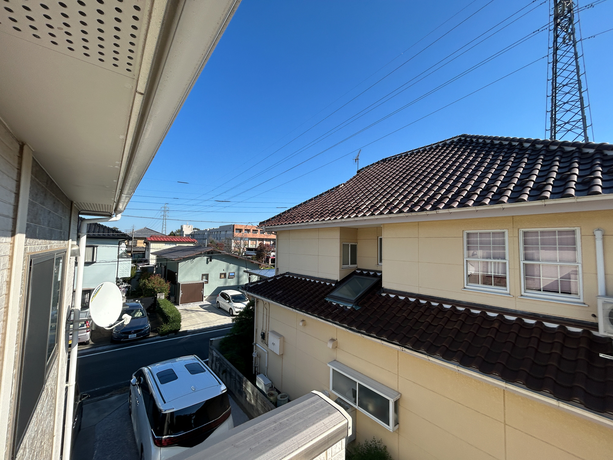 前橋市朝日が丘町３丁目　中古戸建の展望|前面道路は閑静な住宅地をはしる車通りの少ない道路。お車の出し入れが苦手なママや小さなお子様にも安心ですね。しっかり舗装もされているので、ベビーカーや自転車で通っても快適に通行できます。
