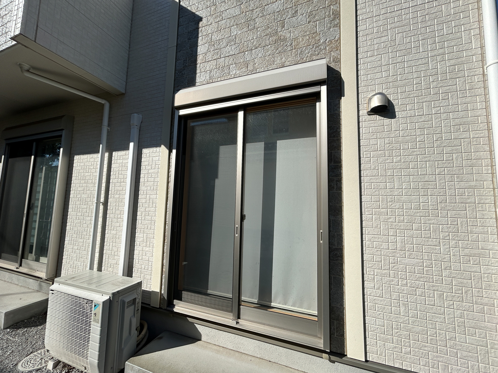 前橋市朝日が丘町３丁目　中古戸建の防犯設備|防風、防犯、防音、断熱と様々な効果を発揮するシャッター付きです♪						
						
