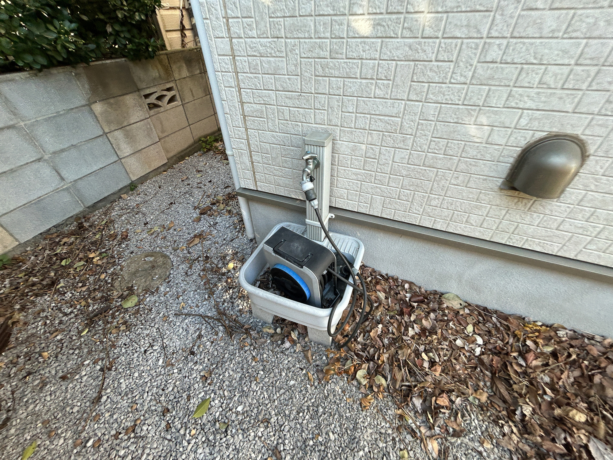 前橋市朝日が丘町３丁目　中古戸建の設備|お庭には、立水栓があるのでお子様のお庭遊び後もすぐに手洗いが可能です♪						
						
