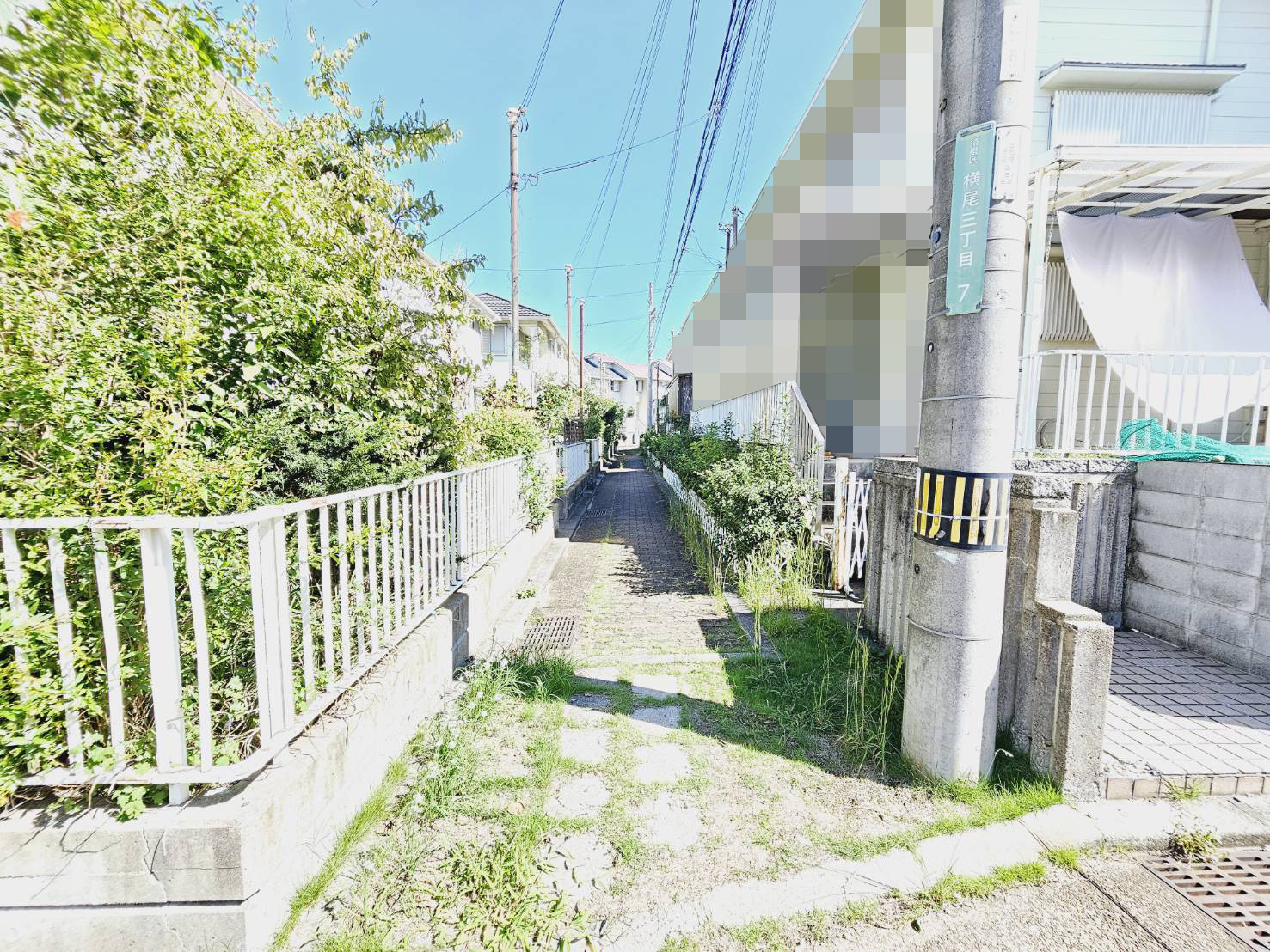 横尾３丁目７テラスハウスの前面道路含む現地写真|南側通路