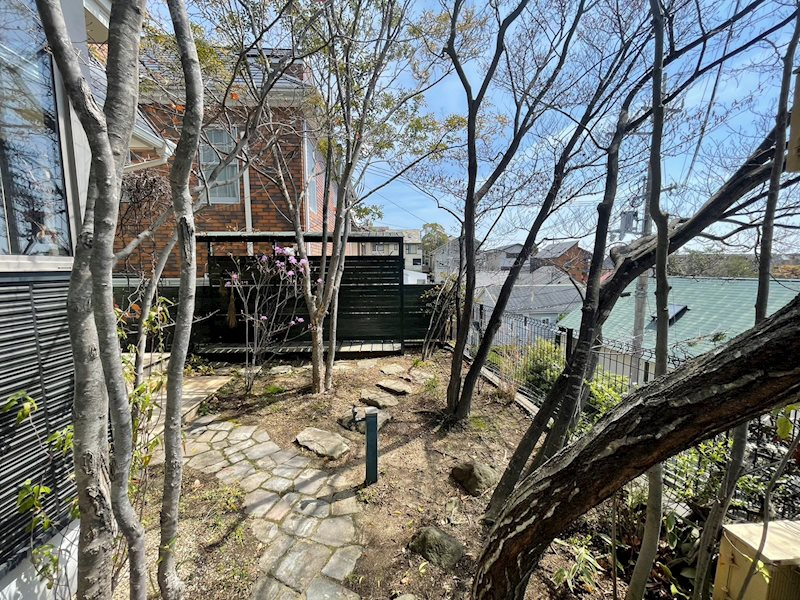甲陽園山王町 中古戸建の庭|玄関前の庭スペース、玄関アプローチを兼ねています。暑い季節には葉で日よけにもなります。