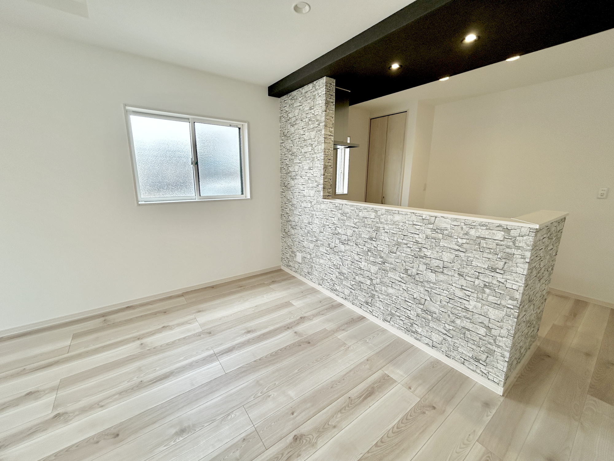 前橋市大友町第5期　新築住宅全1棟のダイニング|ここにはみんなが集い、食事と楽しい会話が始まる。話に夢中になりすぎて、ついつい時を忘れてしまう。そんな束の間の幸せを感じさせてくれる場所。