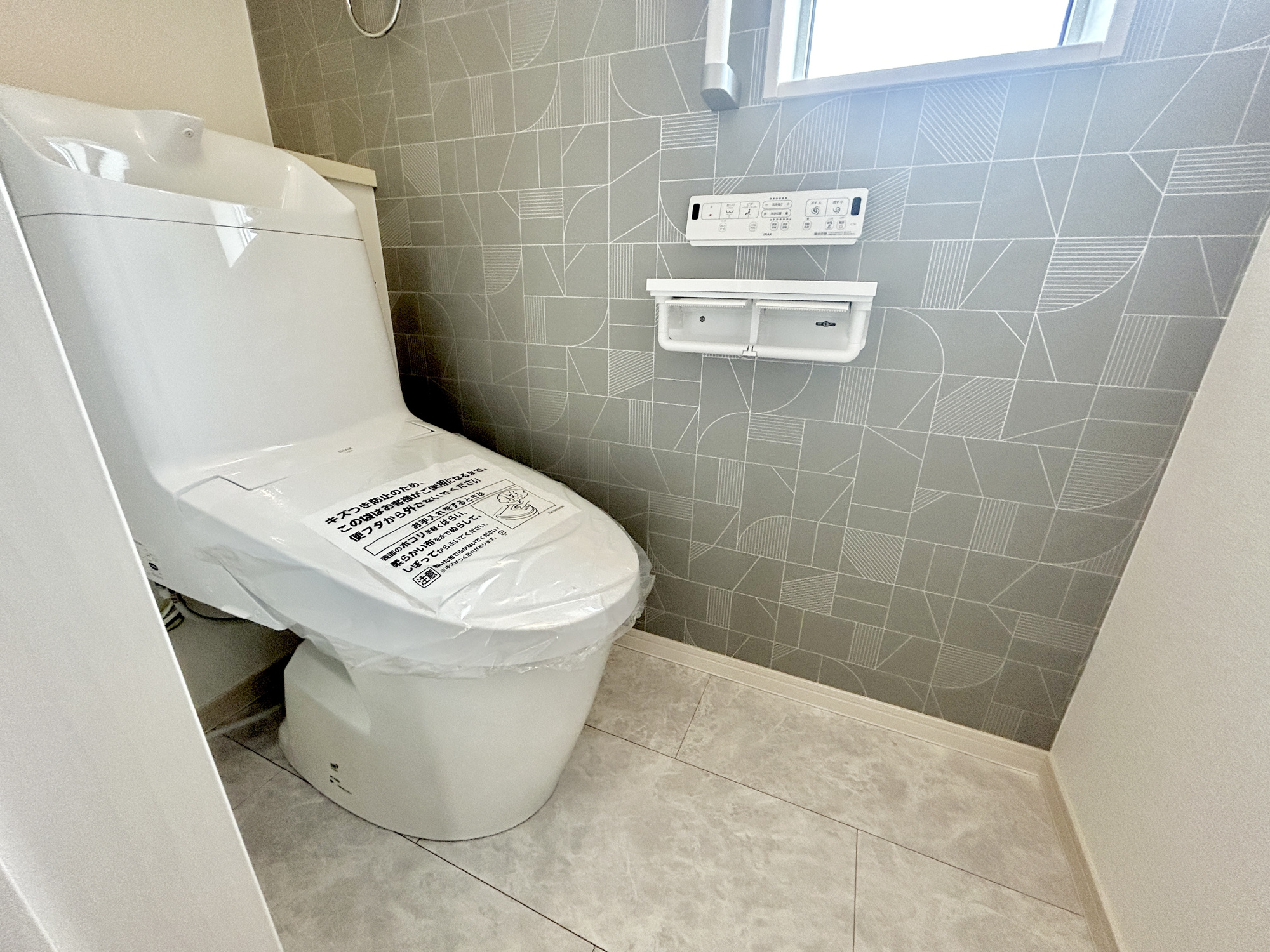 前橋市大友町第5期　新築住宅全1棟のトイレ|節水型でエコなトイレには、今では当たり前の洗浄付き。便座を温める機能もついていて、居心地良くてトイレから出られなくなるかも！換気用に換気扇はもちろん、窓も着いているので常に快適ですね♪
