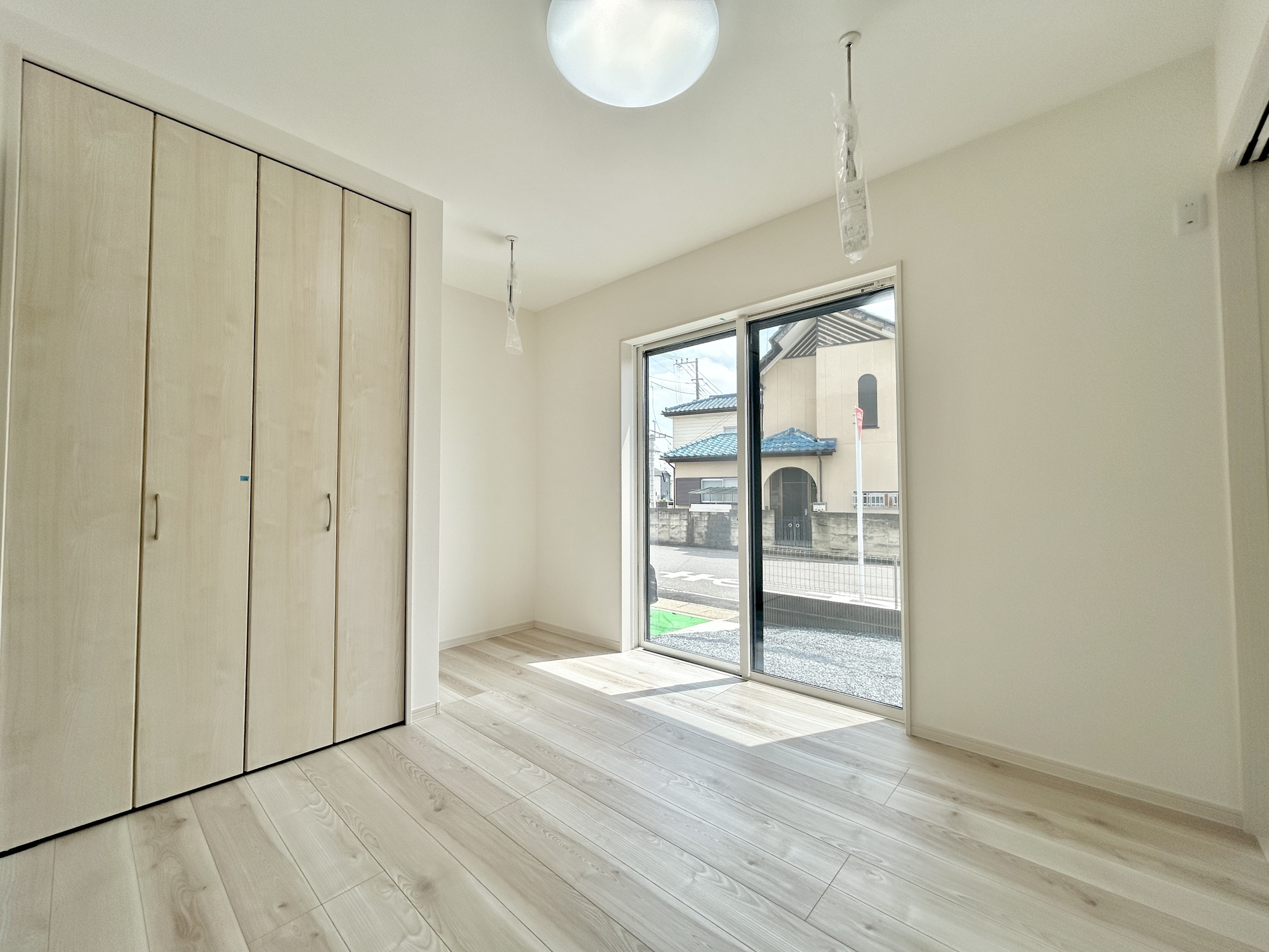前橋市大友町第5期　新築住宅全1棟の洋室|"LDKと隣接した洋室。
リビングから目が届く場所なので、お子様の遊び部屋・お昼寝スペースとして使うのもオススメです♪"
