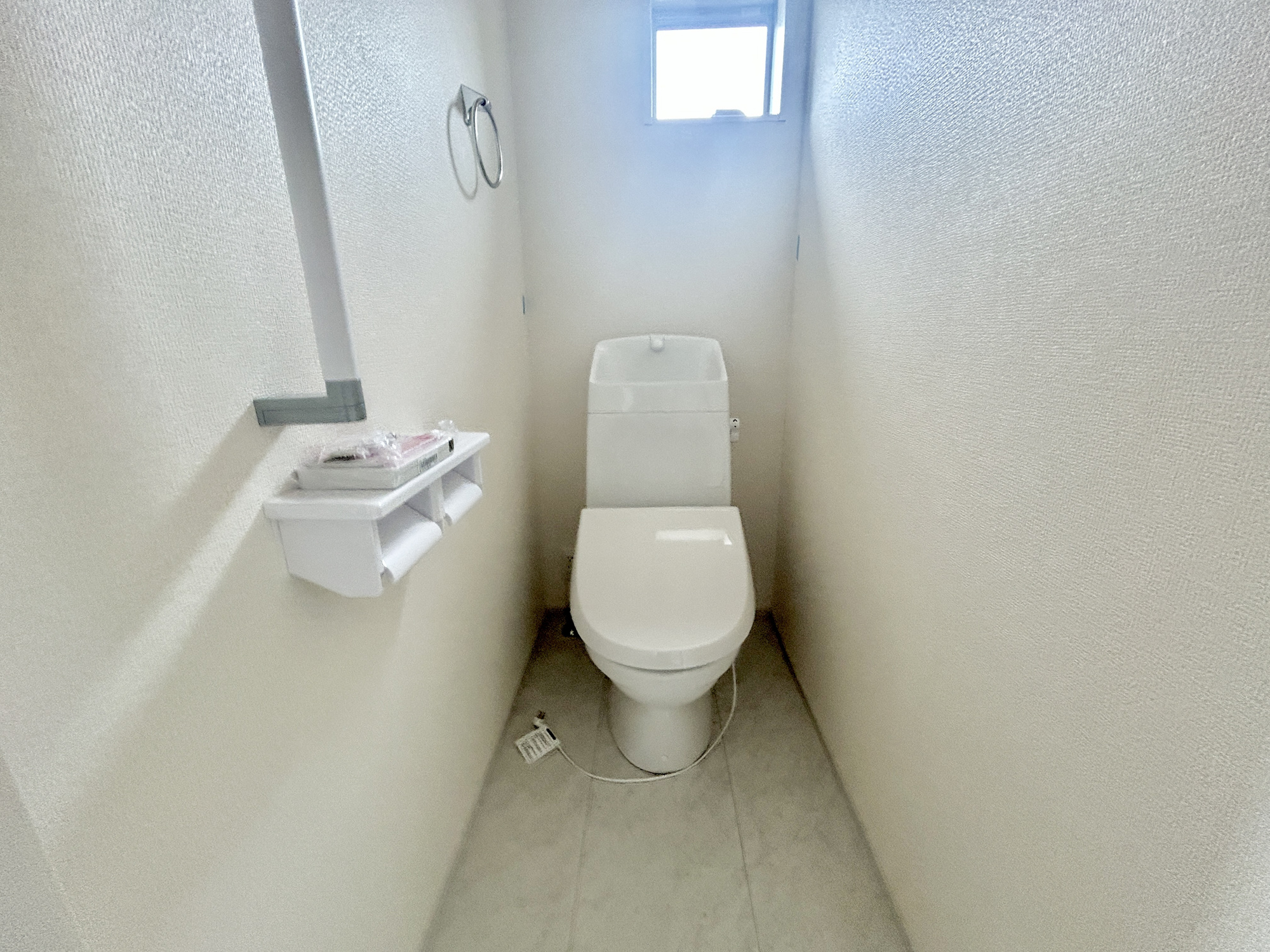 第3伊勢崎境　新築住宅全4棟のトイレ|節水型でエコなトイレには、今では当たり前の洗浄付き。便座を温める機能もついていて、居心地良くてトイレから出られなくなるかも！換気用に換気扇はもちろん、窓も着いているので常に快適ですね♪