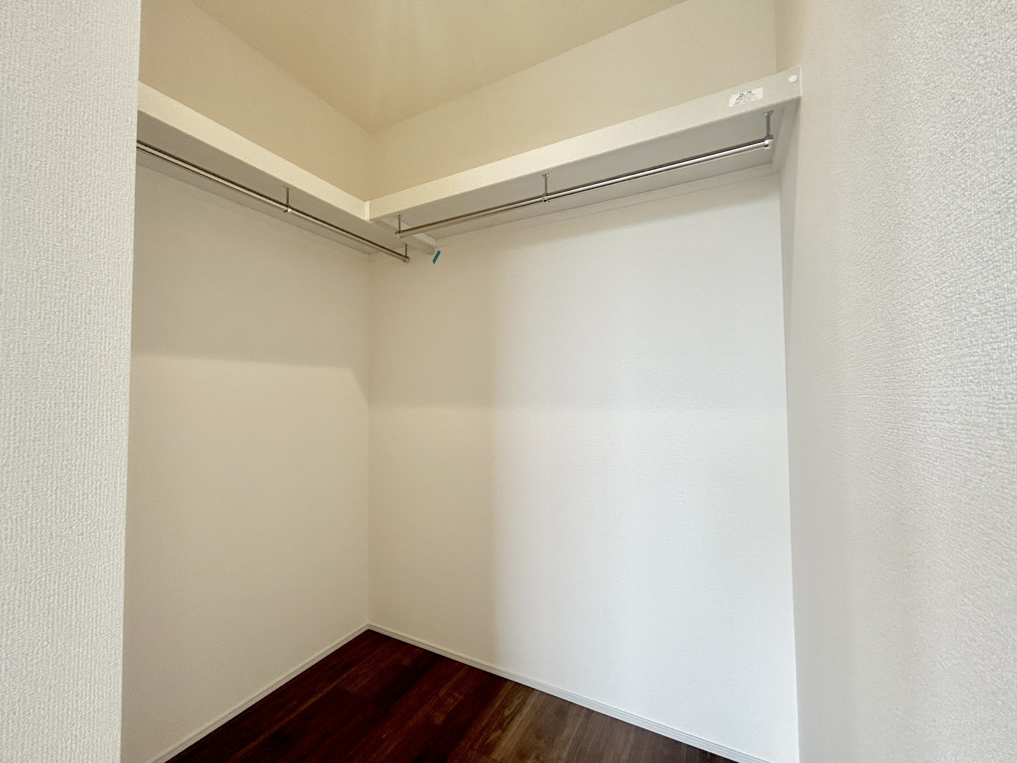 第3伊勢崎境　新築住宅全4棟の収納|たくさんのお洋服が入る、ウォークインクローゼット。
お洋服以外にも掃除機やスーツケースなどを一箇所に集約できるのが魅力です♪
収納ケースを置かなくていいのでお部屋の見た目にもスッキリ！