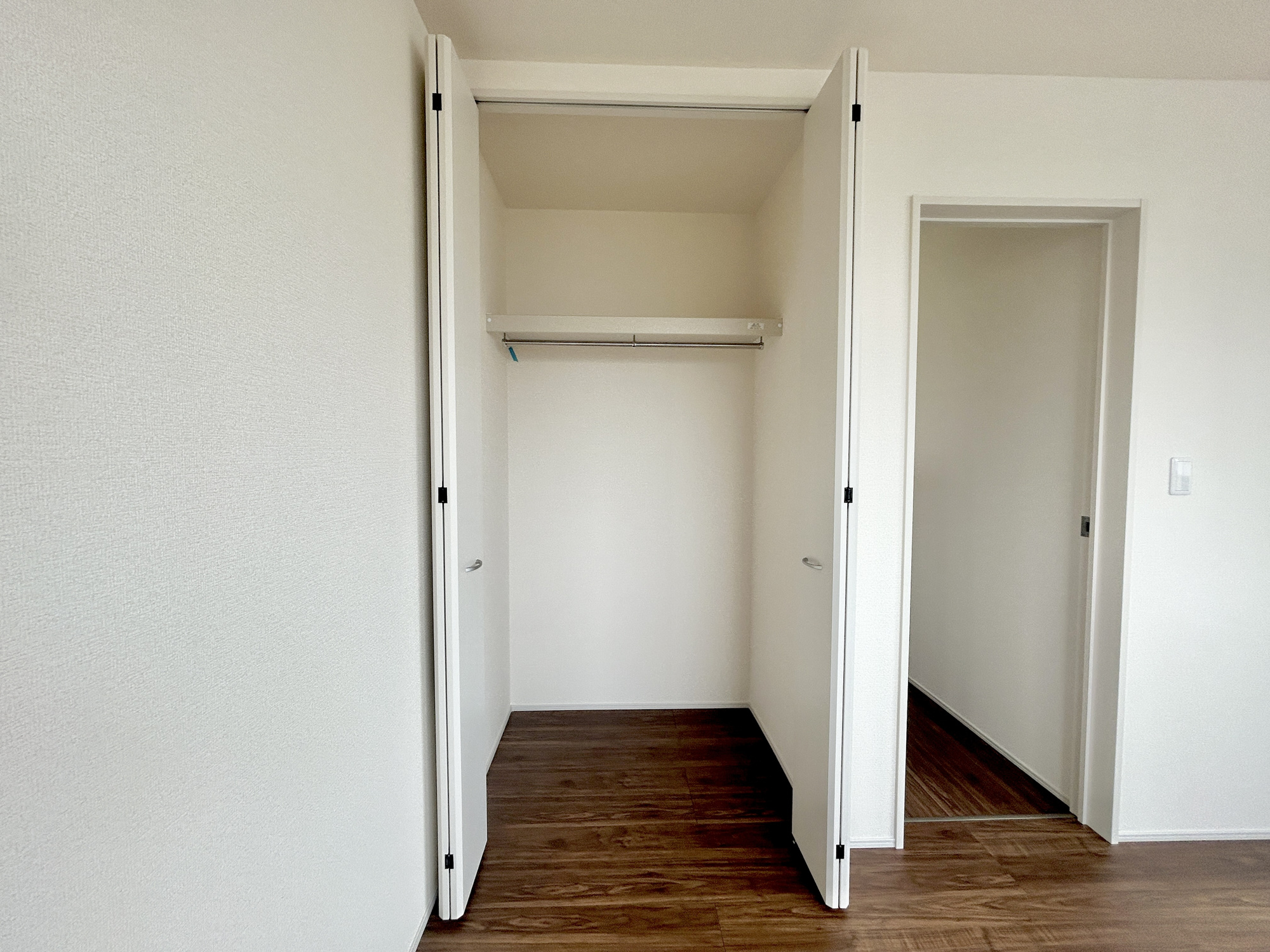 第3伊勢崎境　新築住宅全4棟の収納|枕棚とハンガーパイプが標準装備の機能的なクローゼットは、大切なお洋服をきれいな状態で収納できます！
また、収納ボックスなどを配置して使えば、多様な使い方が出来、収納の幅が広がります！