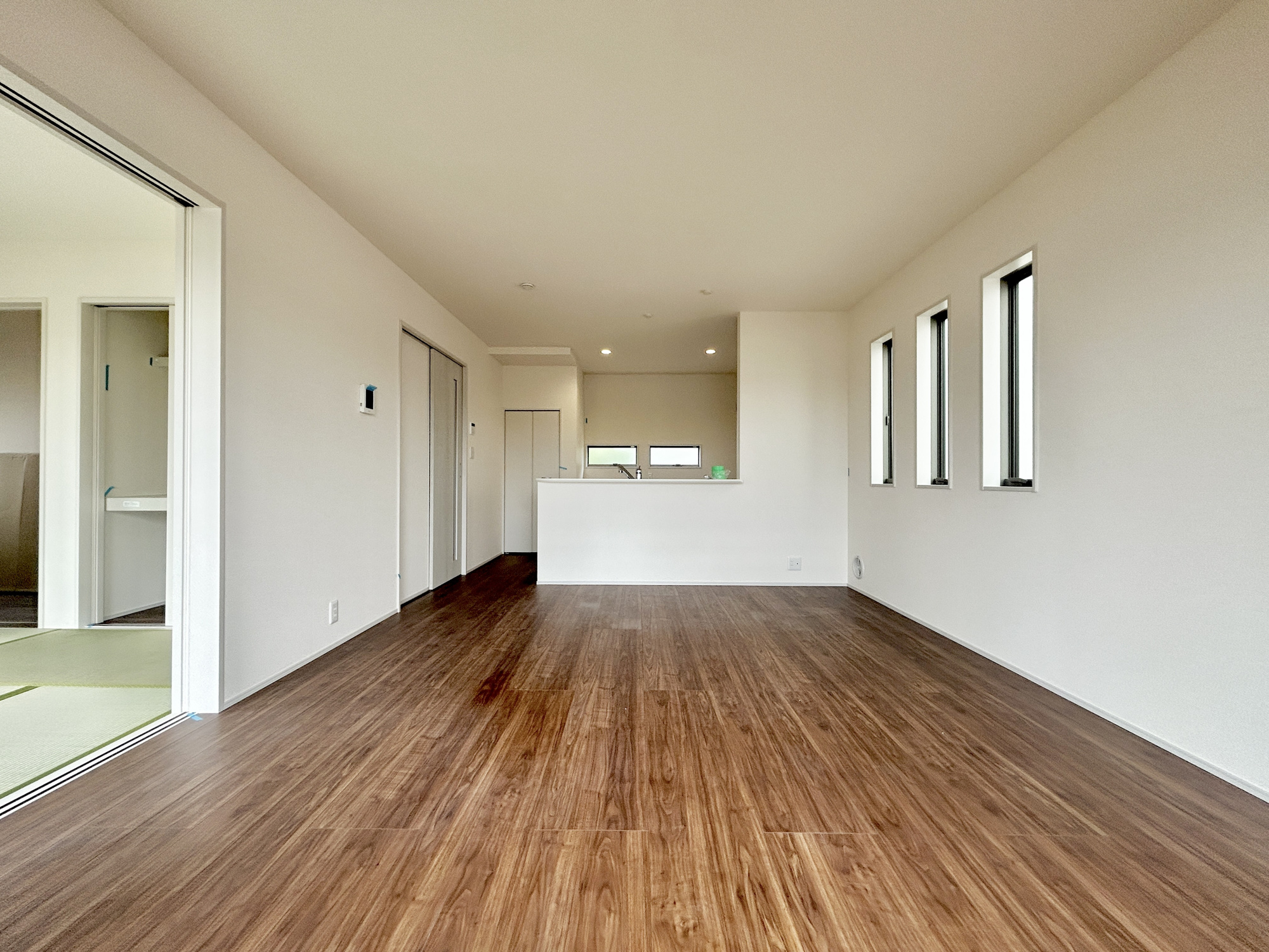 第3伊勢崎境　新築住宅全4棟の居間・リビング|南向きに大きく開いた窓からは、明るい陽射しが射し込みます。
爽やかな風が吹き抜ける心地良いリビングには、自然と家族が集まります。
