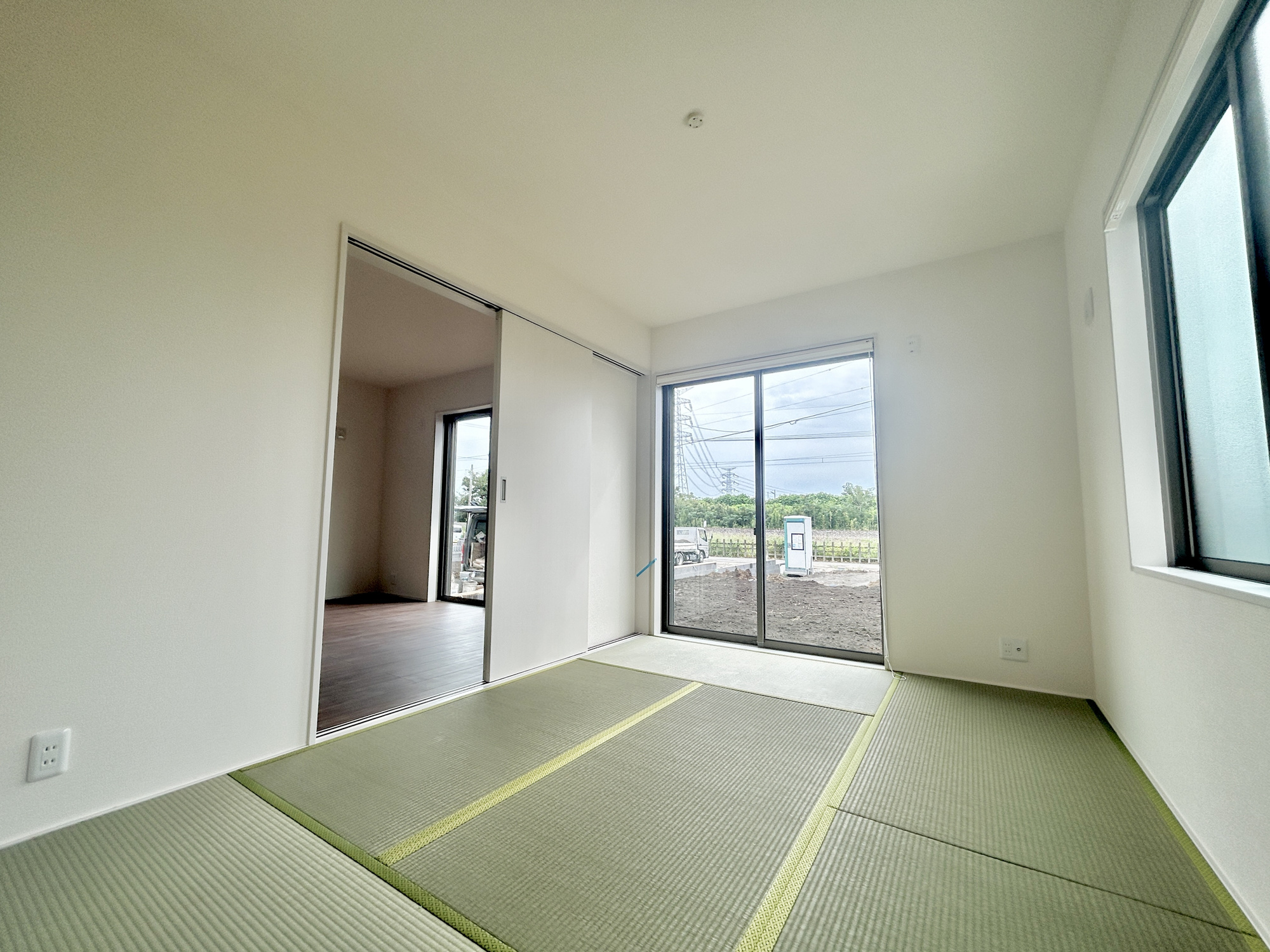 第3伊勢崎境　新築住宅全4棟の和室|LDKと隣接した和室。
リビングから目が届く場所なので、お子様の遊び部屋・お昼寝スペースとして使うのもオススメです♪