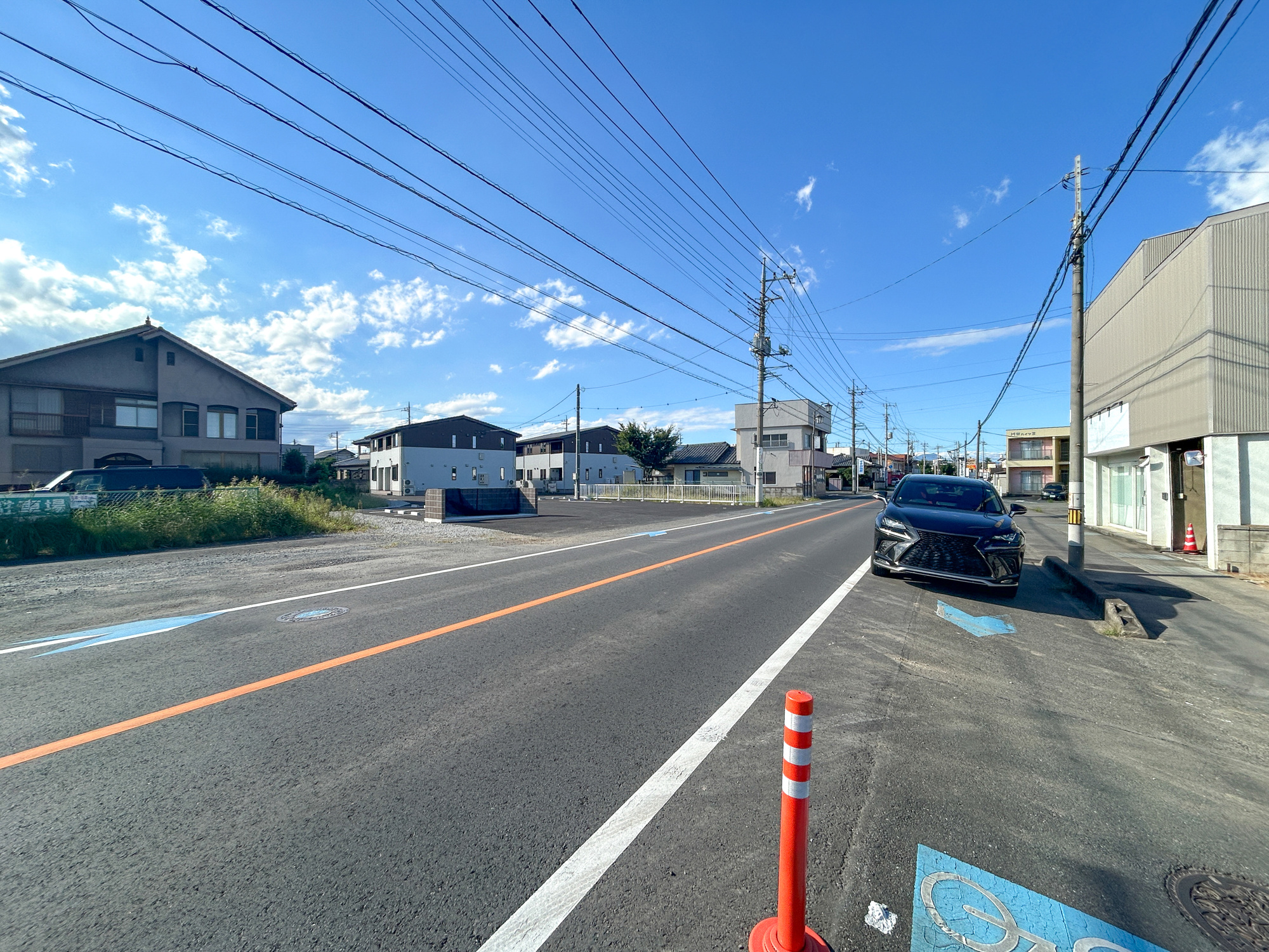 前橋市朝日が丘町1期　新築住宅全1棟の前面道路含む現地写真|低層の一戸建てを中心とした街並みが整然と続き、周辺は高い建物が建っていないので、採光や開放性に恵まれ、空が広く緑の多い閑静な趣を感じる環境です。

