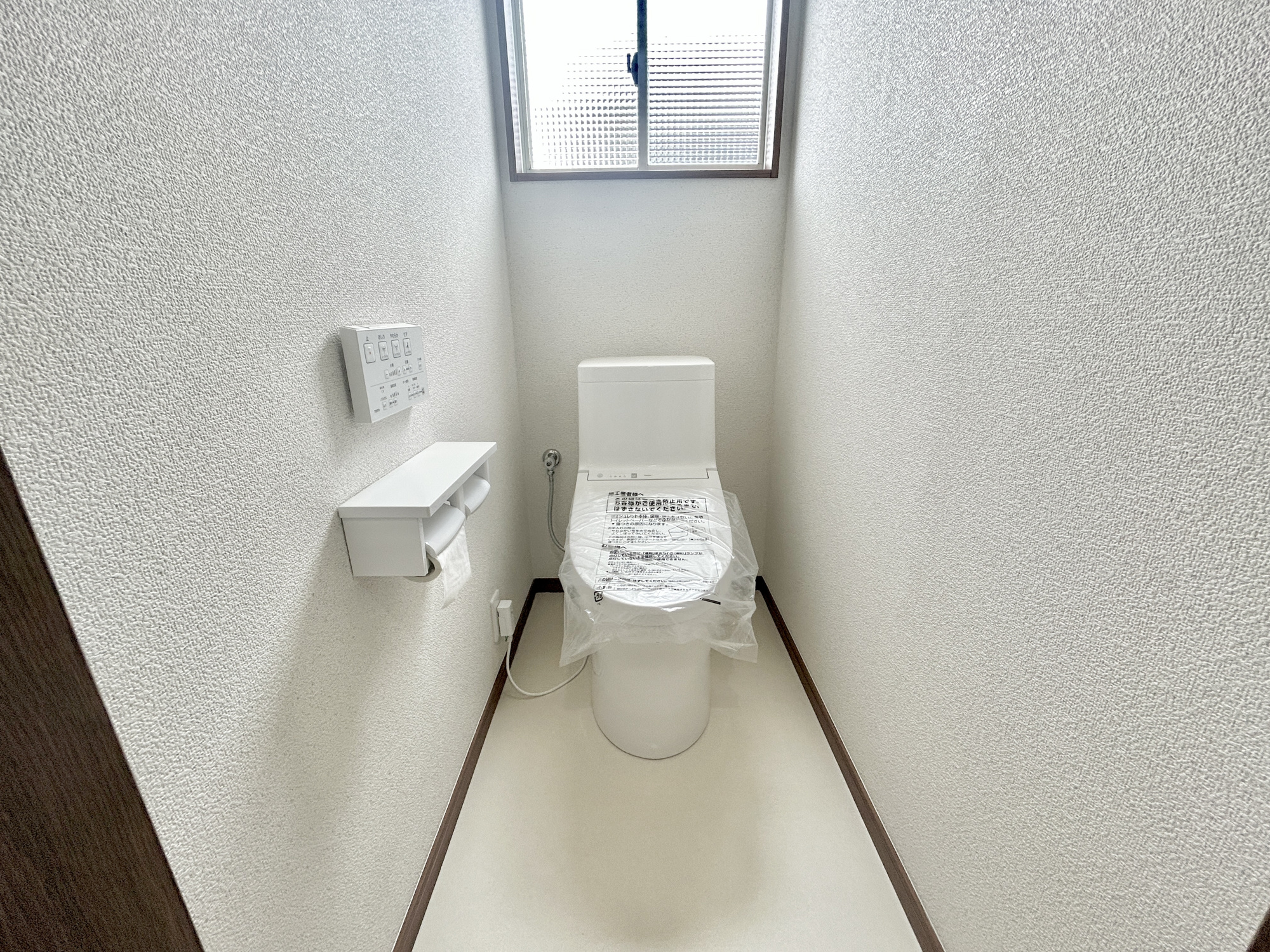 前橋市荒牧町　中古住宅のトイレ|節水型でエコなトイレには、今では当たり前の洗浄付き。便座を温める機能もついていて、居心地良くてトイレから出られなくなるかも！換気用に換気扇はもちろん、窓も着いているので常に快適ですね♪