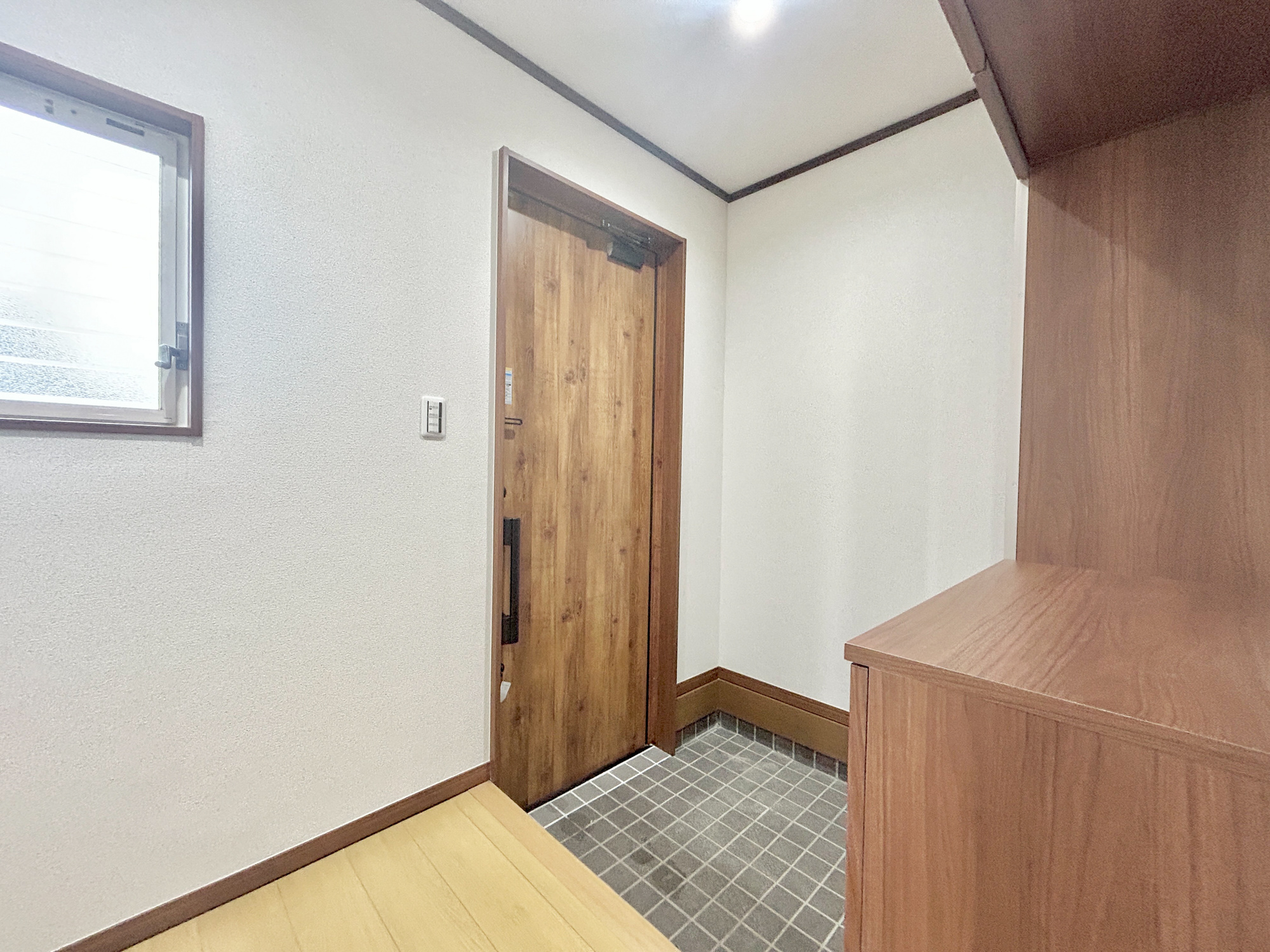 前橋市荒牧町　中古住宅の内装|"住まう人も来客も入った時にワクワクさせてくれるオシャレな玄関♪
収納もたっぷりあるので、靴がたくさんあっても安心！
気持ちの良い朝は、毎日ここからスタートしていきます♪"