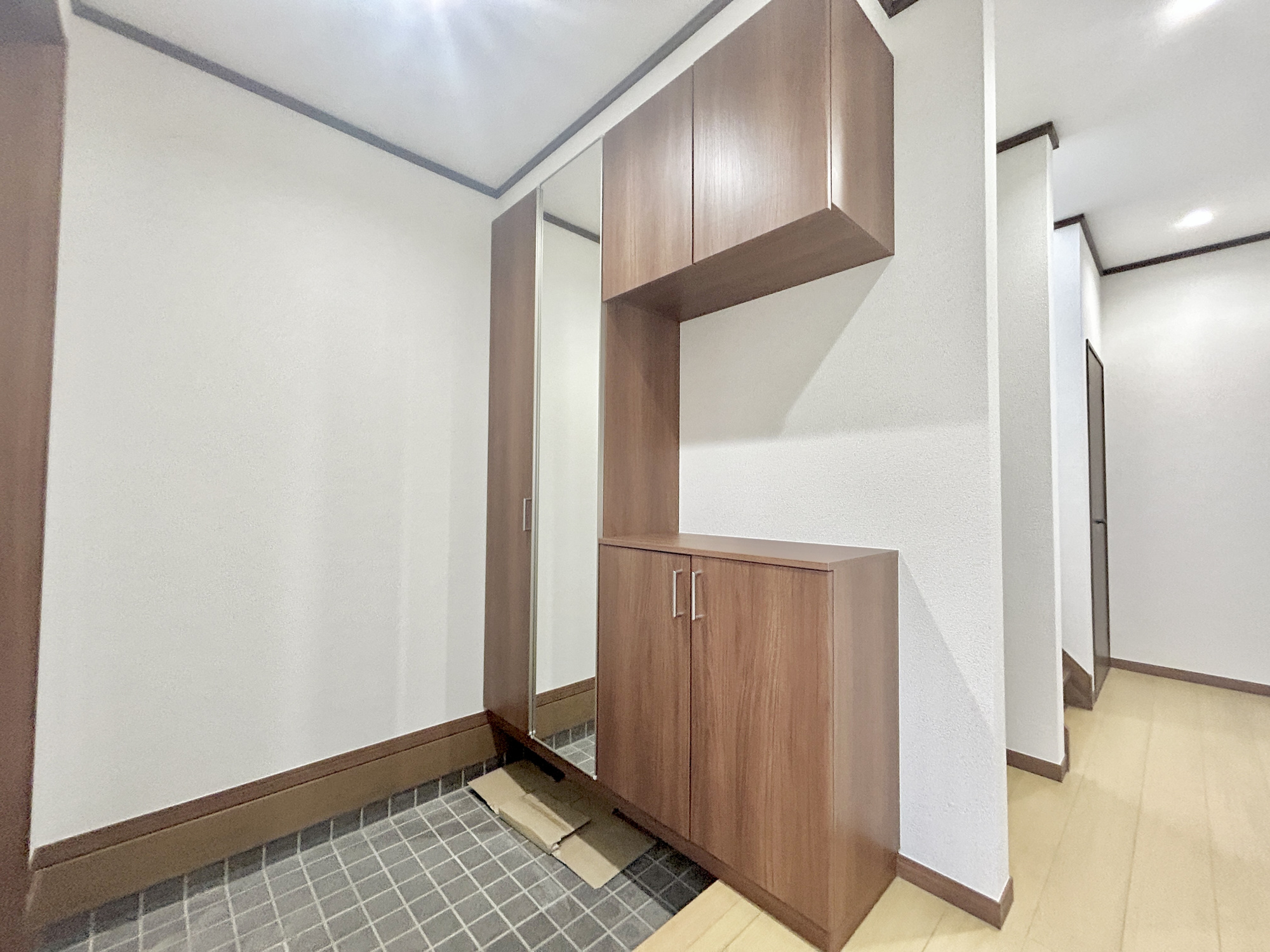 前橋市荒牧町　中古住宅の収納|玄関収納も完備。空いているスペースには小物やカギを置いておくことができ使い勝手も良いです♪