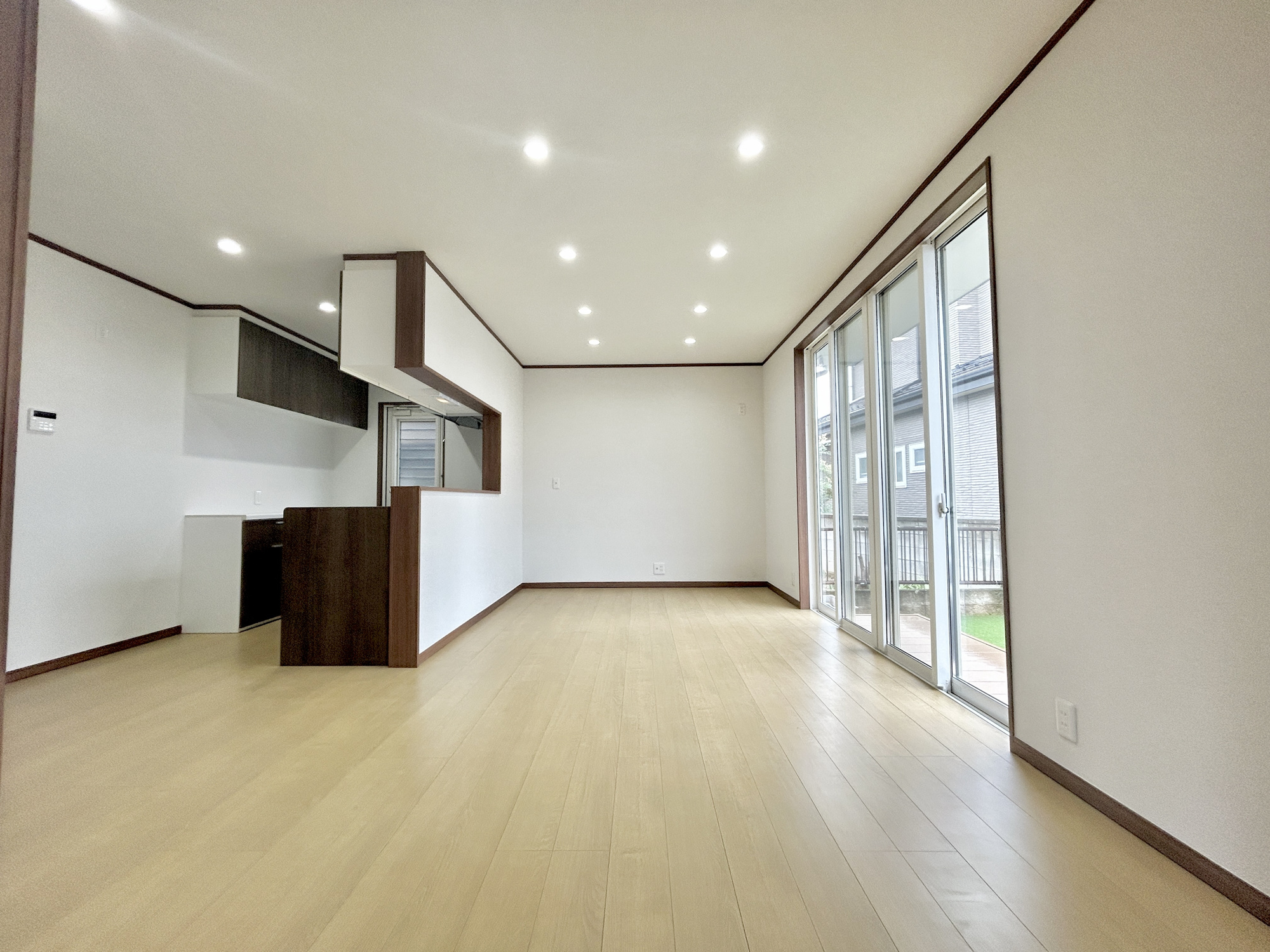 前橋市荒牧町　中古住宅の居間・リビング|室内にいても、たっぷりの陽光と爽やかな風を感じて頂ける、開放感あふれるリビングです。
ご家族と穏やかに過ごす、心地の良い時間が流れます。