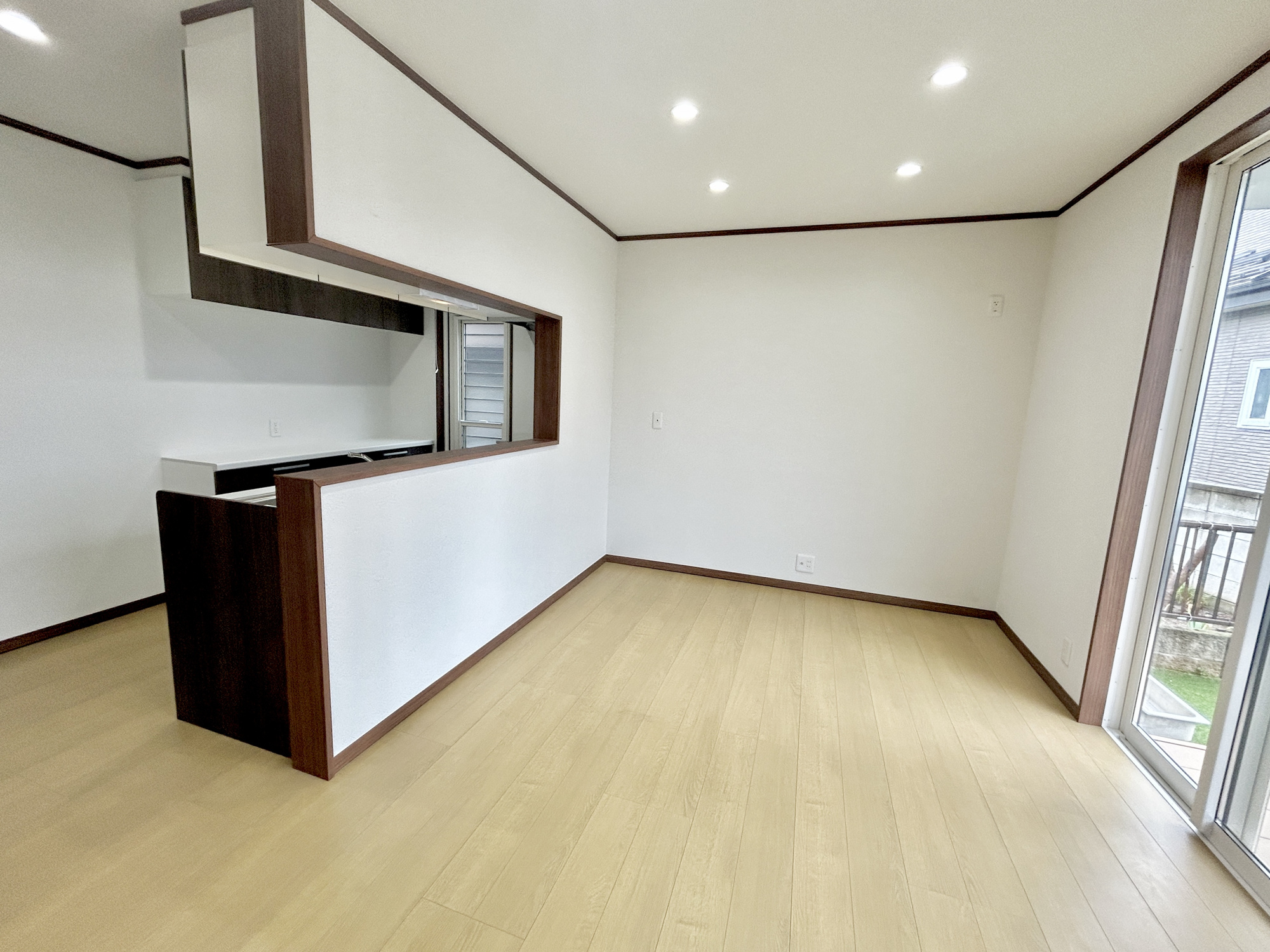 前橋市荒牧町　中古住宅の居間・リビング|ここにはみんなが集い、食事と楽しい会話が始まる。話に夢中になりすぎて、ついつい時を忘れてしまう。そんな束の間の幸せを感じさせてくれる場所。