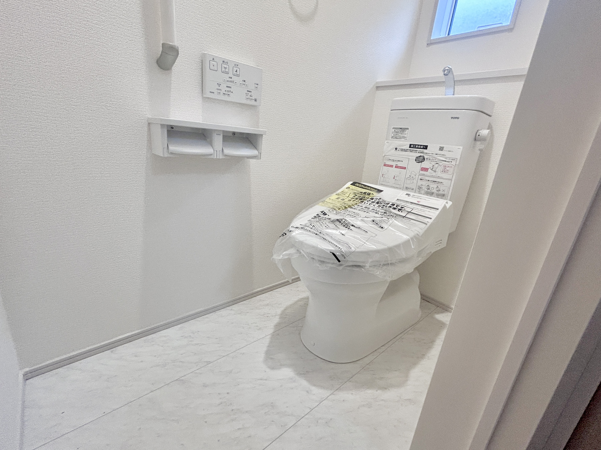 伊勢崎市豊城町　新築住宅全2棟のトイレ|節水型でエコなトイレには、今では当たり前の洗浄付き。便座を温める機能もついていて、居心地良くてトイレから出られなくなるかも！換気用に換気扇はもちろん、窓も着いているので常に快適ですね♪