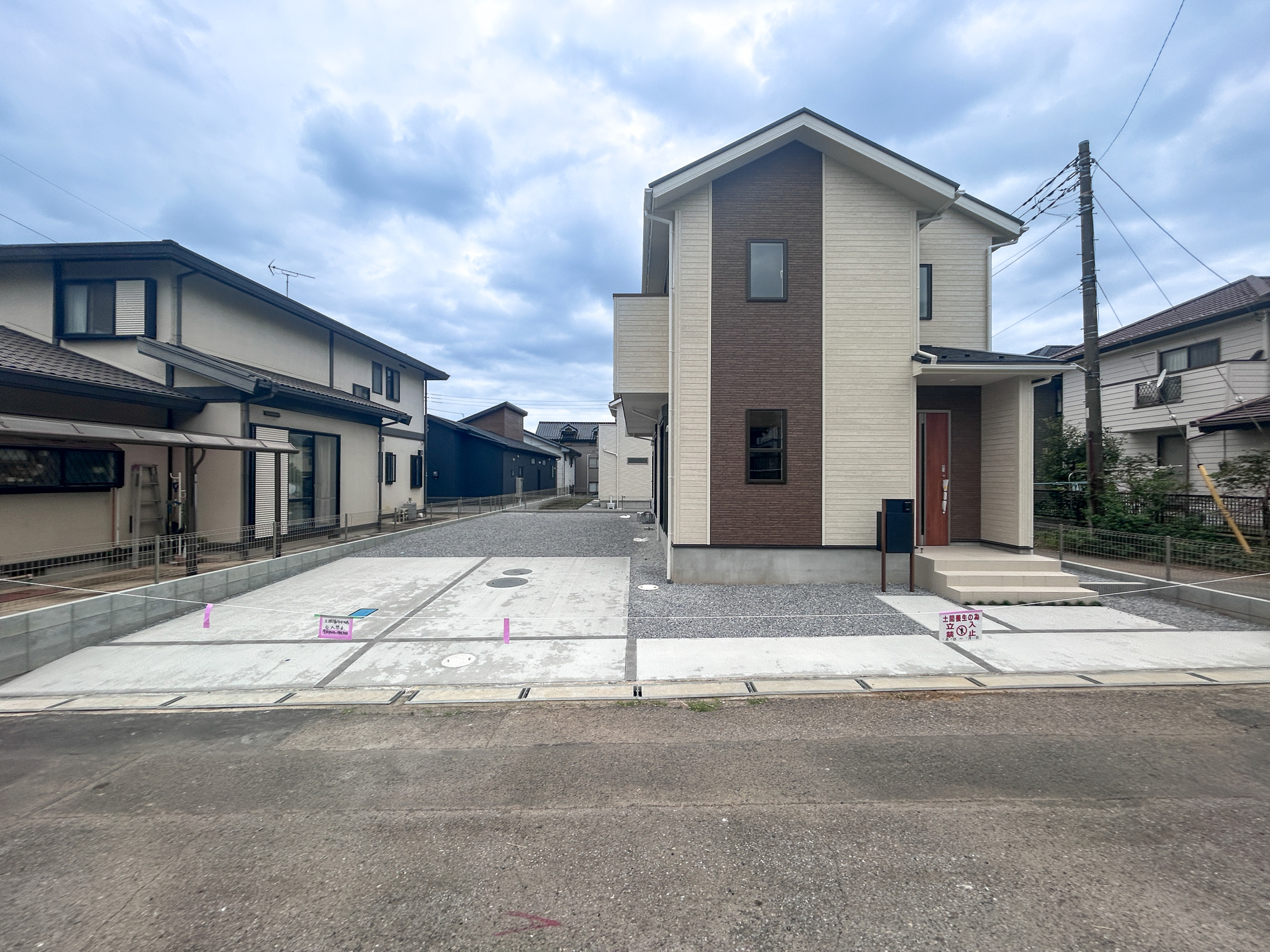 伊勢崎市豊城町　新築住宅全2棟の駐車場|車庫土間施工済みです(^^♪