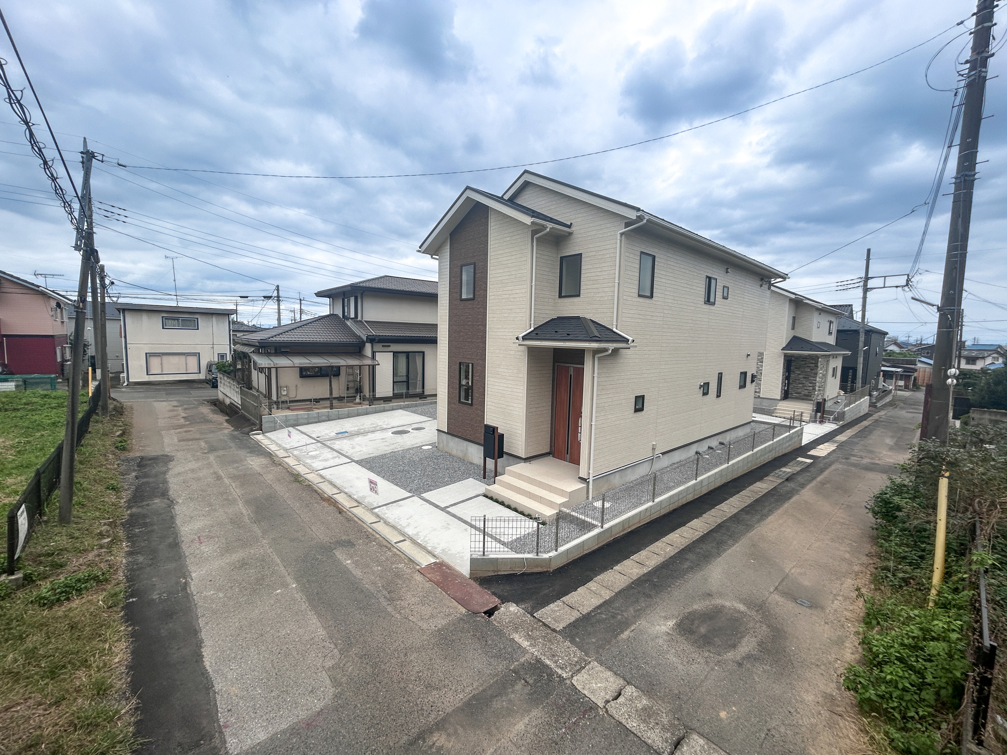 伊勢崎市豊城町　新築住宅全2棟の前面道路含む現地写真|低層の一戸建てを中心とした街並みが整然と続き、周辺は高い建物が建っていないので、採光や開放性に恵まれ、空が広く緑の多い閑静な趣を感じる環境です。

