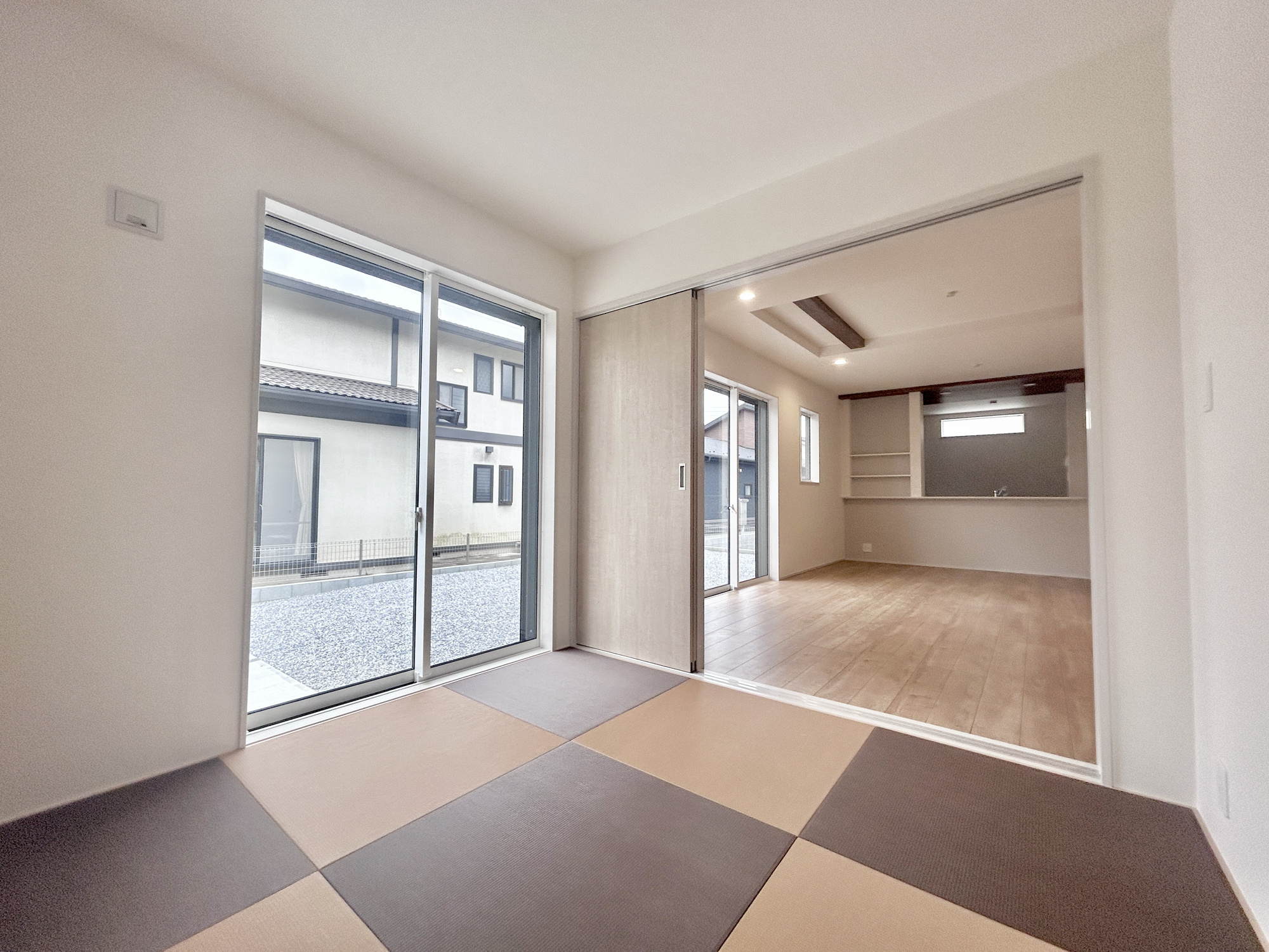 伊勢崎市豊城町　新築住宅全2棟の和室|LDKと隣接した和室。
リビングから目が届く場所なので、お子様の遊び部屋・お昼寝スペースとして使うのもオススメです♪