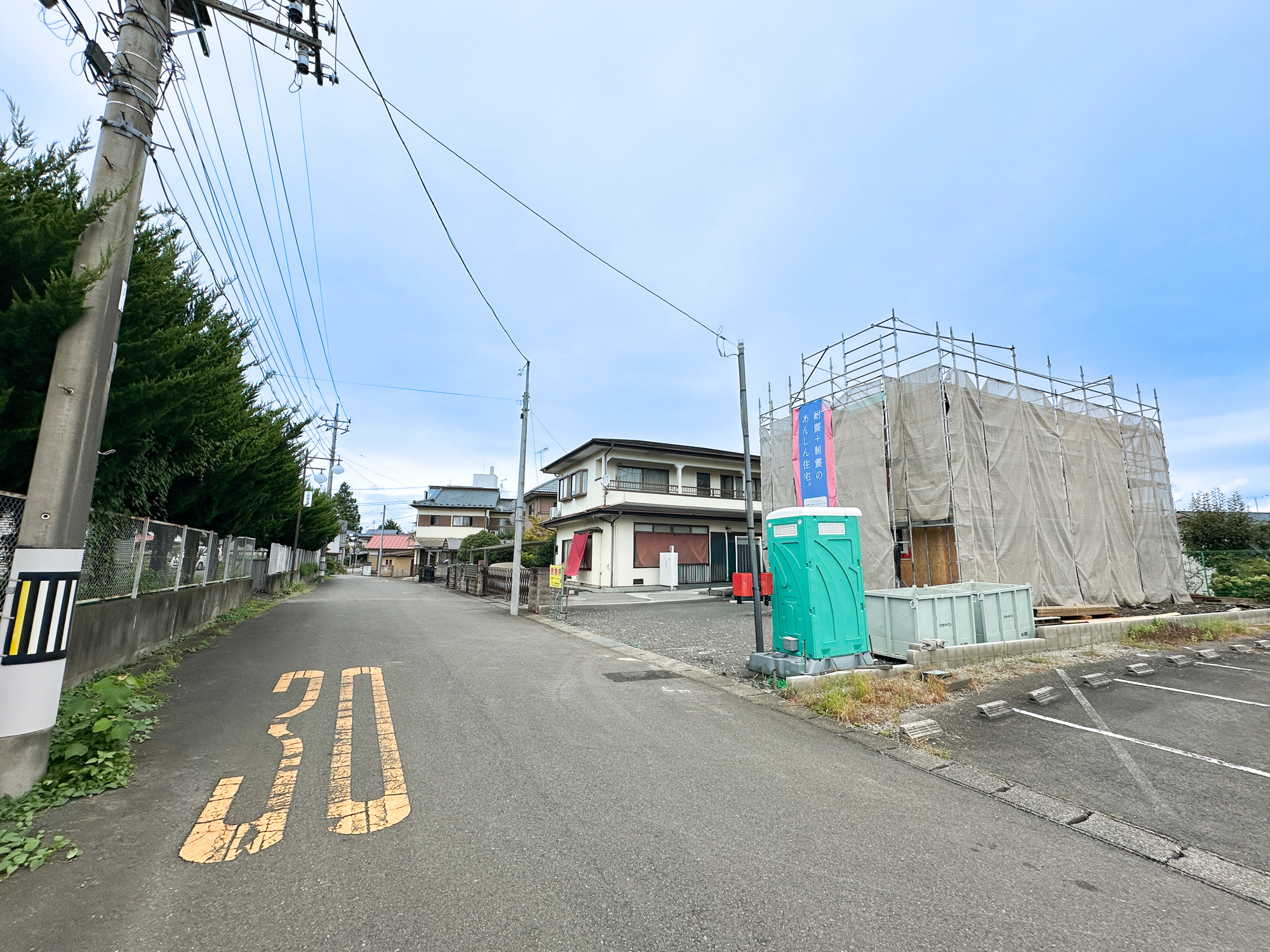 矢板市本町の新築一戸建の前面道路含む現地写真|閑静な住宅地で子育て家族にピッタリ。毎日のお散歩も快適な緑に恵まれたエリアで、自然に包まれた穏やかな暮らしを実現するための、ゆとりある住環境が整っています。

