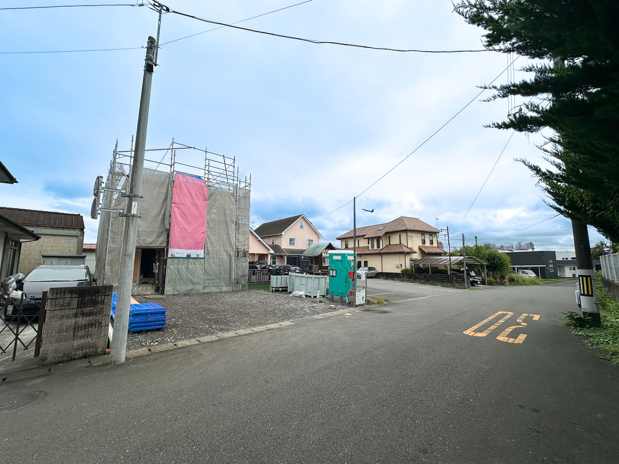 矢板市本町の新築一戸建の前面道路含む現地写真|低層の一戸建てを中心とした街並みが整然と続き、周辺は高い建物が建っていないので、採光や開放性に恵まれ、空が広く緑の多い閑静な趣を感じる環境です。

