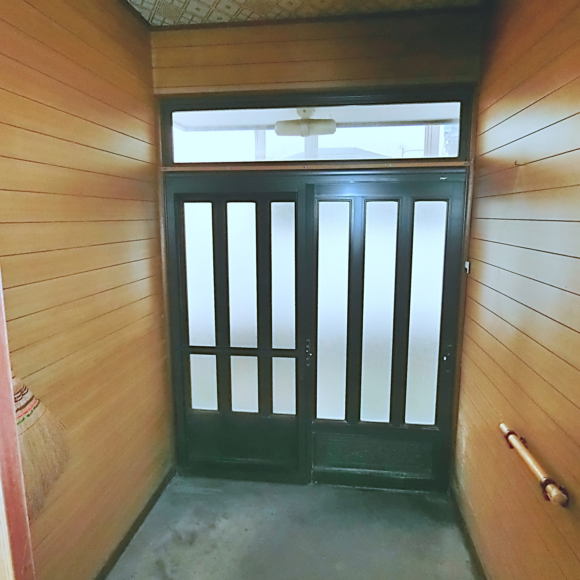 室蘭市東町2丁目19-12　店舗兼用中古住宅の玄関