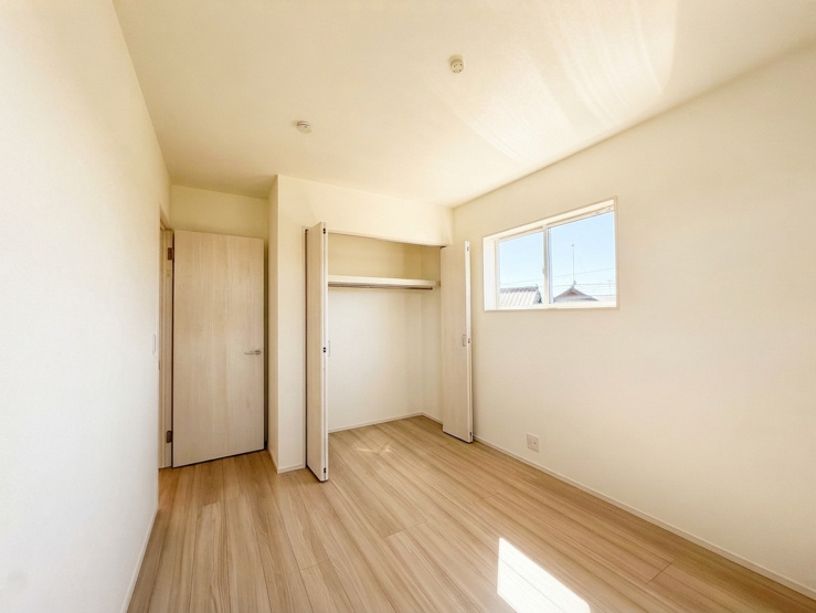 洋室6帖　横長のスリット窓が並んだオシャレで落ち着きのあるお部屋です。クローゼット付きで収納もバッチリ。