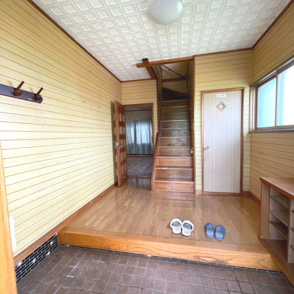 室蘭市白鳥台1丁目22-4　中古住宅の玄関