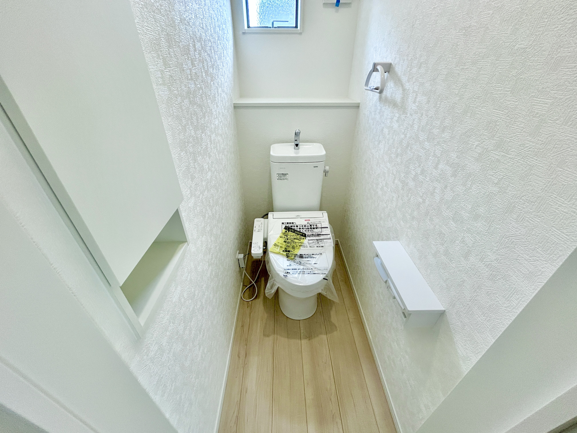 高崎市吉井町下長根第3　新築住宅全4棟のトイレ|節水型でエコなトイレには、今では当たり前の洗浄付き。便座を温める機能もついていて、居心地良くてトイレから出られなくなるかも！換気用に換気扇はもちろん、窓も着いているので常に快適ですね♪