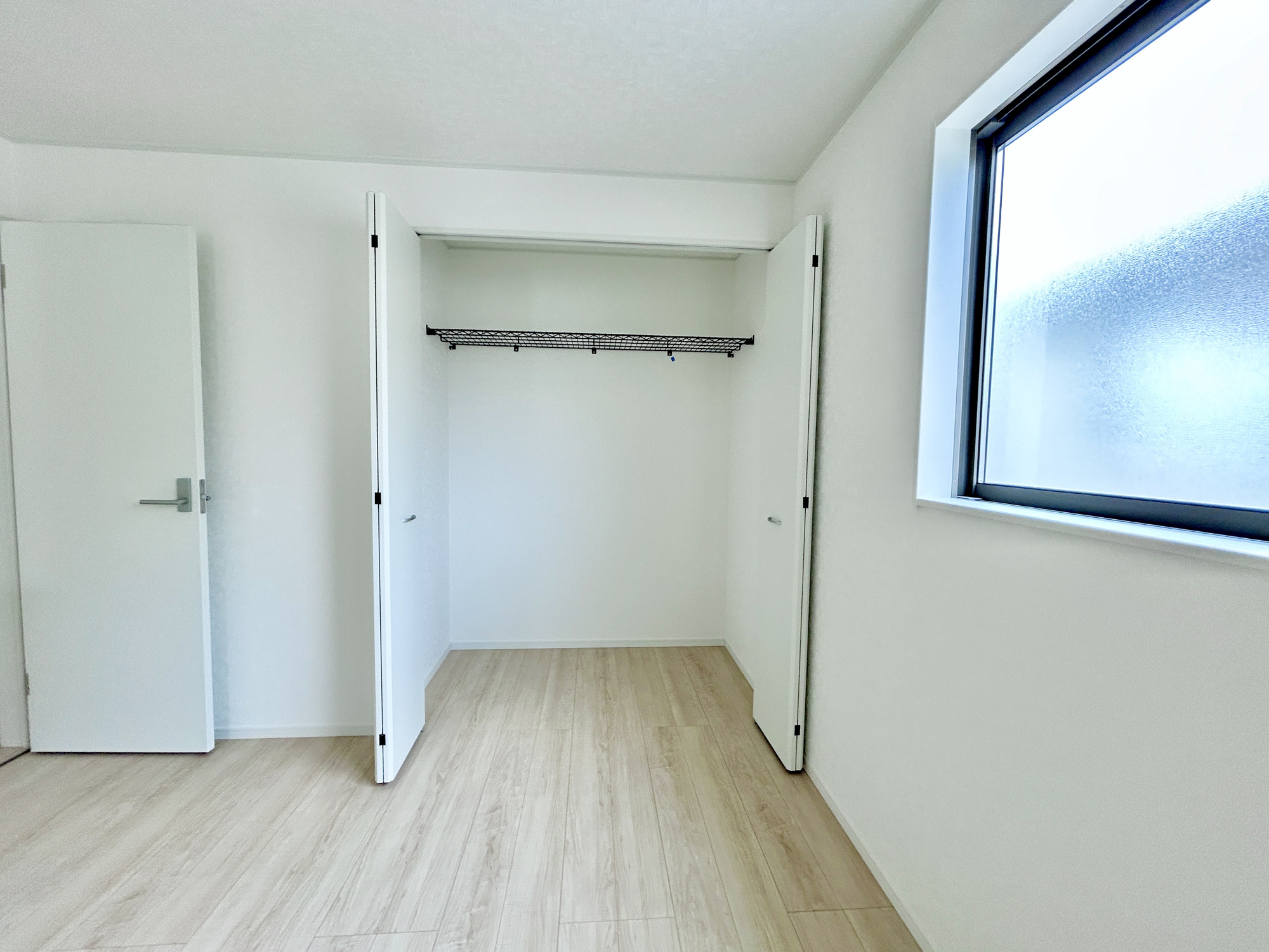 高崎市吉井町下長根第3　新築住宅全4棟の収納|枕棚とハンガーパイプが標準装備の機能的なクローゼットは、大切なお洋服をきれいな状態で収納できます！
また、収納ボックスなどを配置して使えば、多様な使い方が出来、収納の幅が広がります！